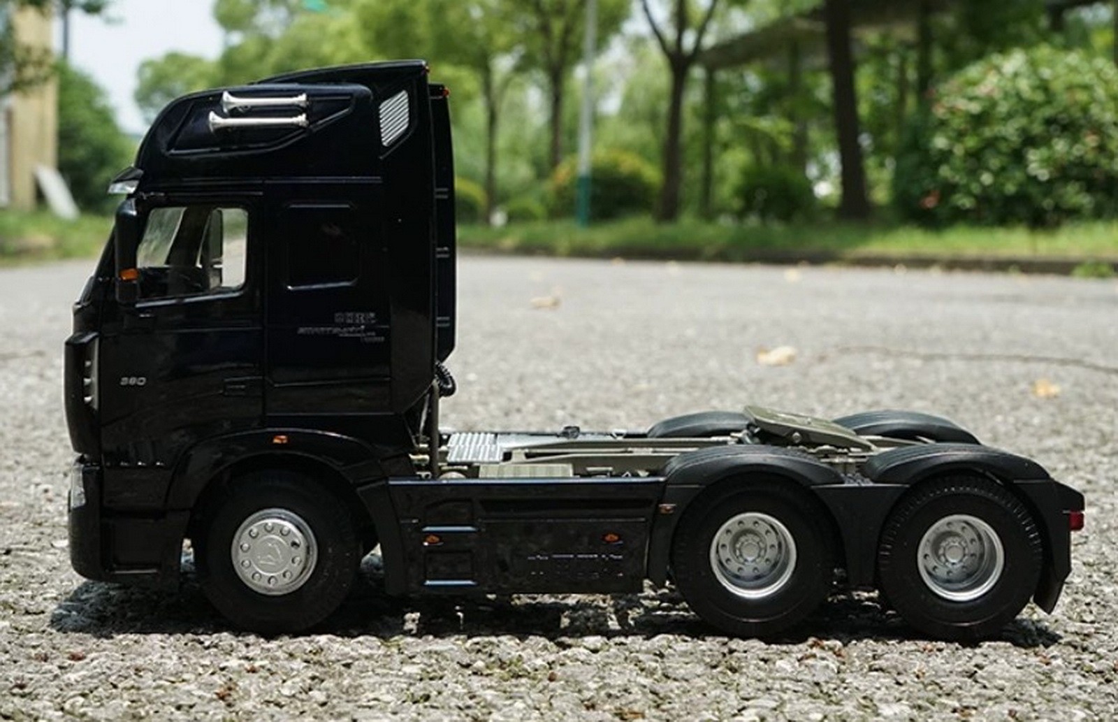 1/24 Scale HOWO A7 Tractor Truck Black Diecast Model Toy Collection Gift