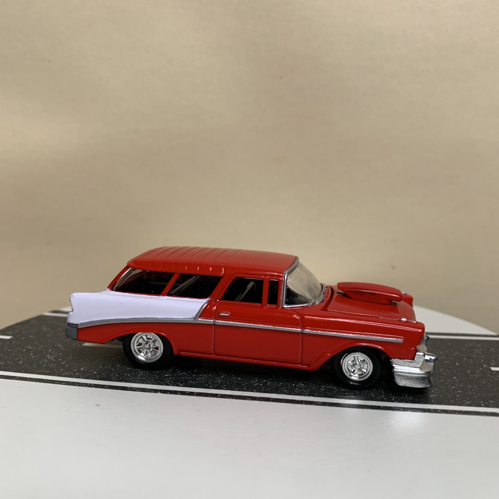1997 Racing Champions Hot Rod Series #65 ’56 Chevy Nomad Wagon Red/White 1:64 NM