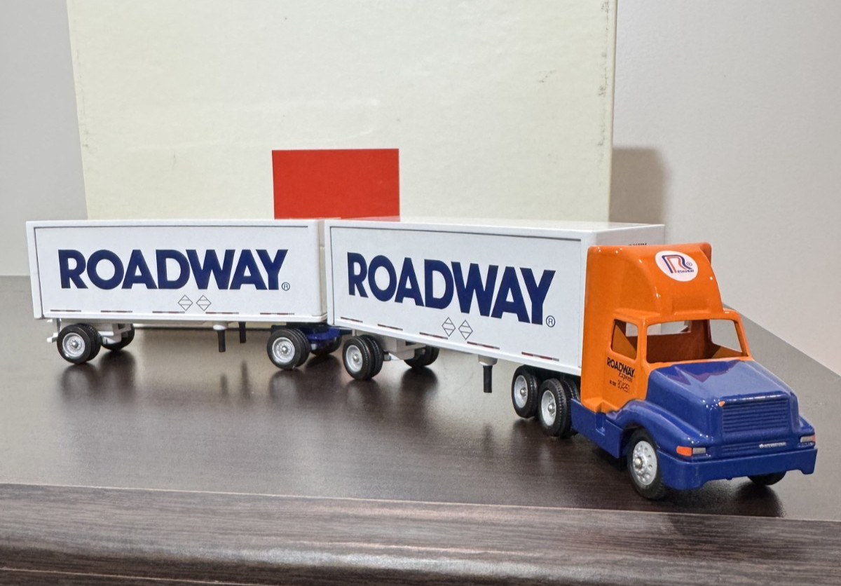 Roadway Express Doubles 2001 Winross Truck