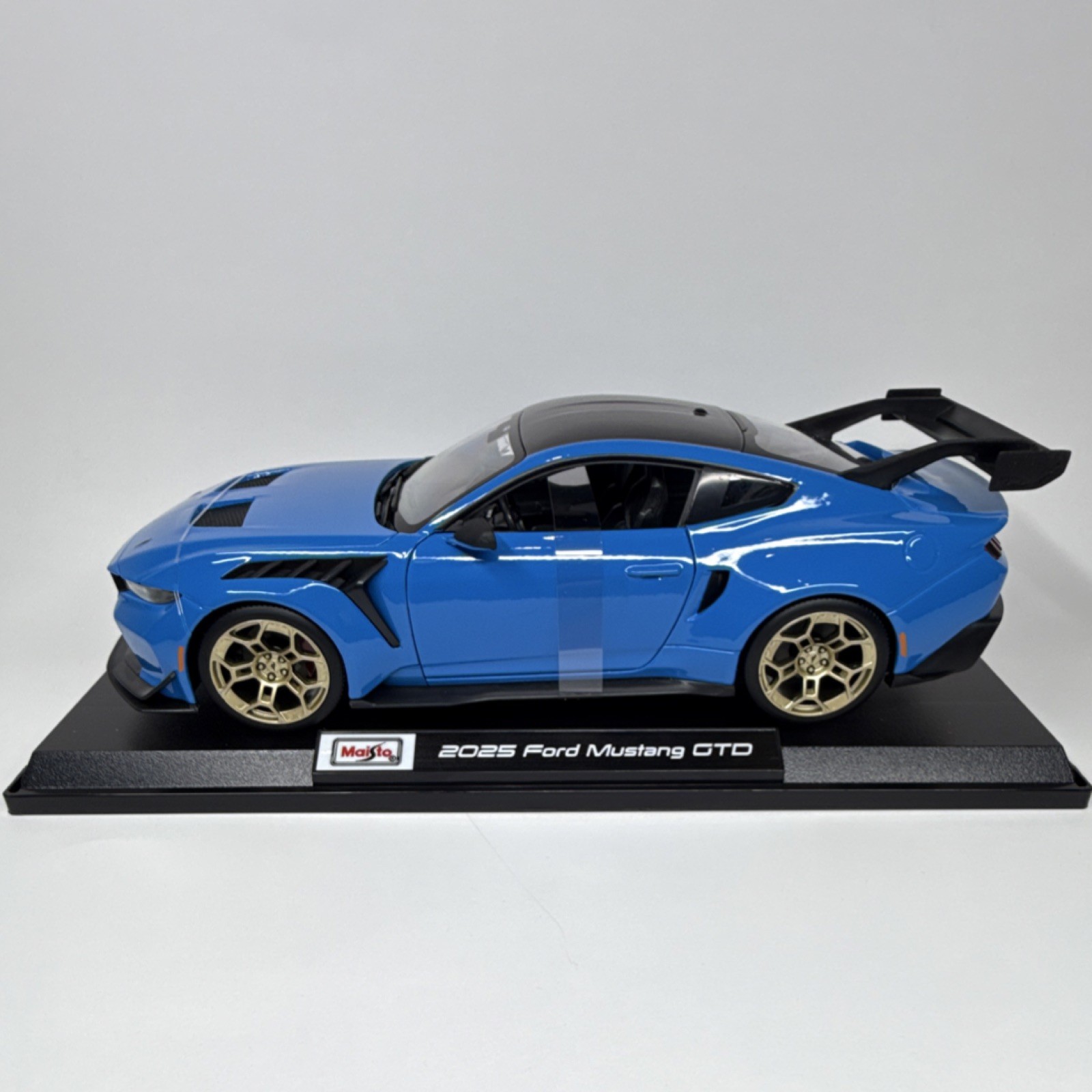 Maisto 1:18 Ford Mustang GTD Diecast Car Blue Black 2025 With Stand