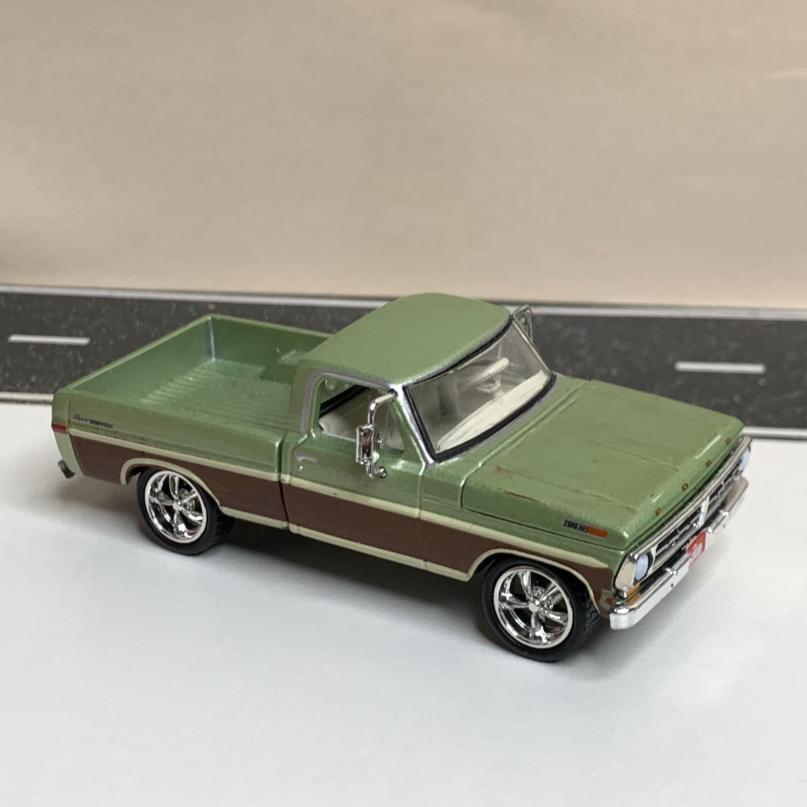 Greenlight 1972 Ford F-100 Pickup Truck Green w/Wood Panel Detail 1:64 NM