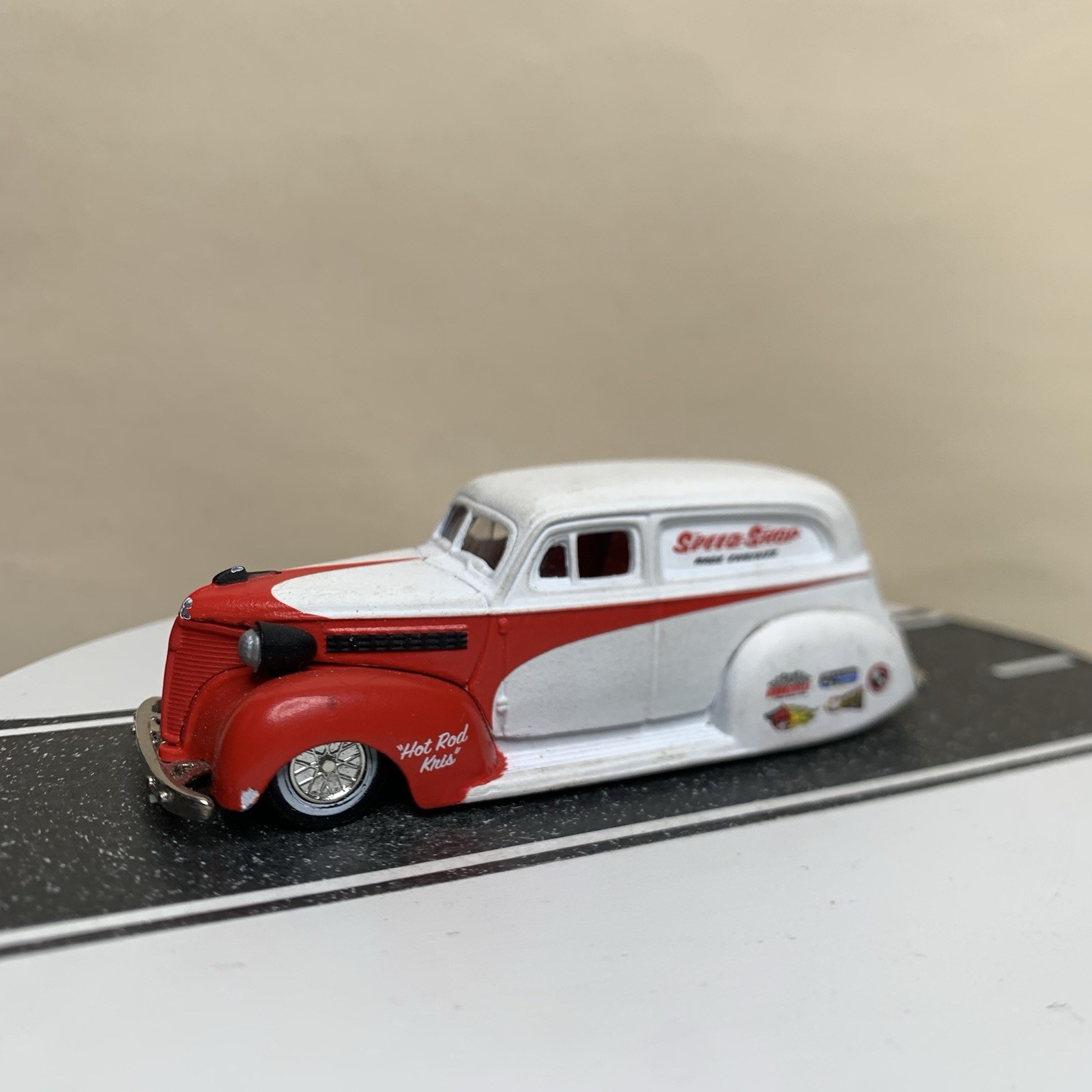 Jada Toys Road Rats Series 1939 Chevy Sedan Delivery Speed Shop White/Red 1:64
