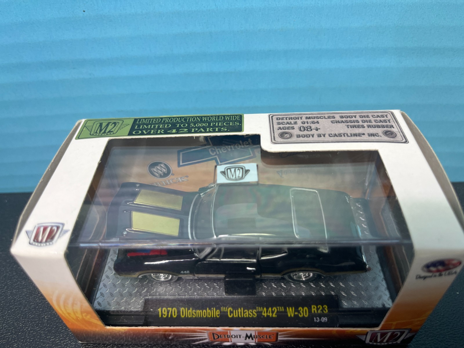 1/64 M2 DETROIT-MUSCLE 1970 OLDSMOBILE CUTLASS 442 W30 BLACK & GOLD STRIPES UT