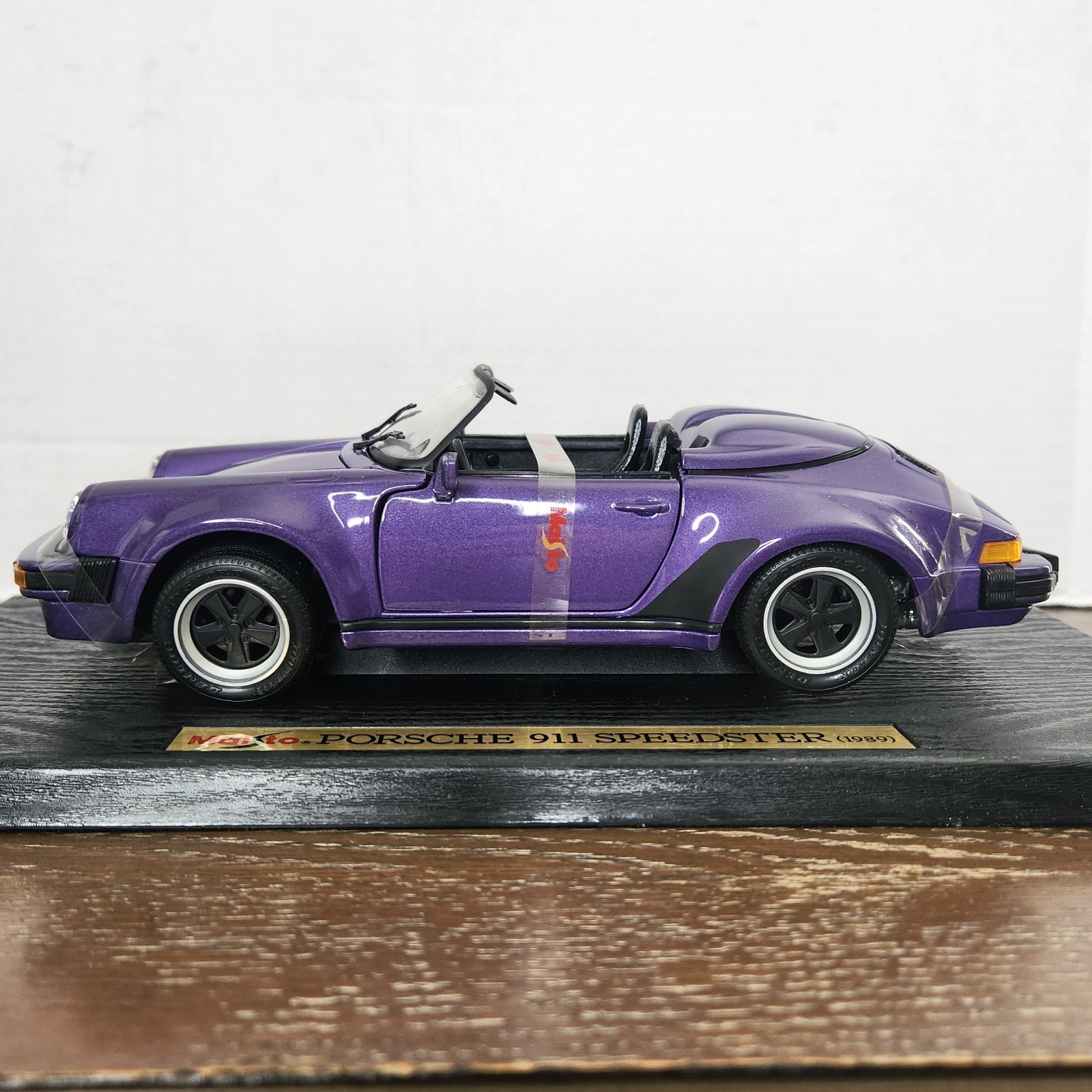 Maisto 1989 Purple Porsche 911 Speedster 1:18 Die Cast With Stand New Open Box