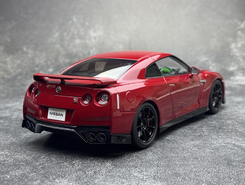 MotorHelix 1/18 Nissan GTR R35 Track Edition NISMO T-Spec 2020 Diecast Model Car