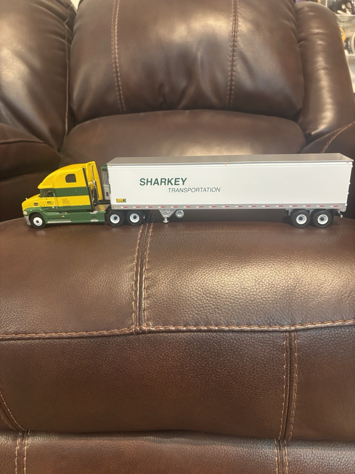 First Gear Mack Vision 1:54 Sharkey Transportation Tractor & 48′ Trailer 50-0157