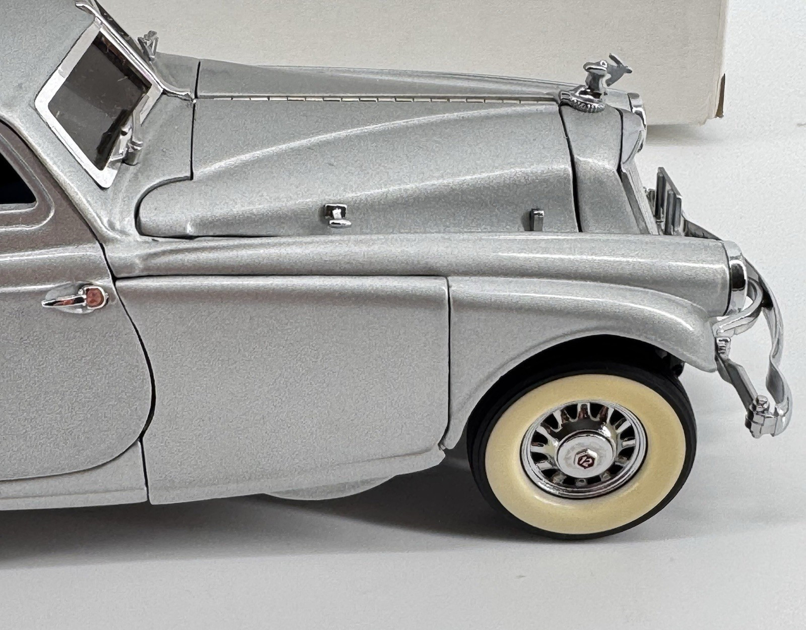 Danbury Mint 1933 Pierce Silver Arrow 1:24 Scale Diecast Metal Luxury Model Car