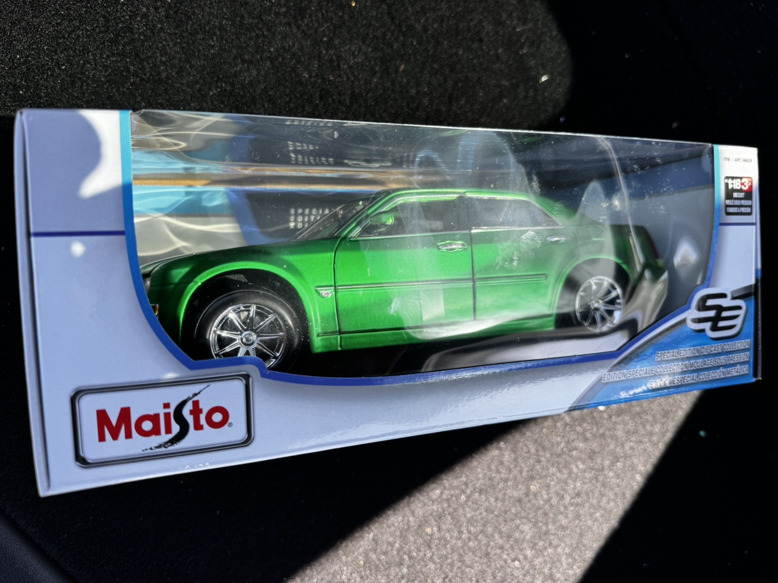 New in box Maisto 1:18 2005 Chrysler HEMI 300C Diecast Model Car Green