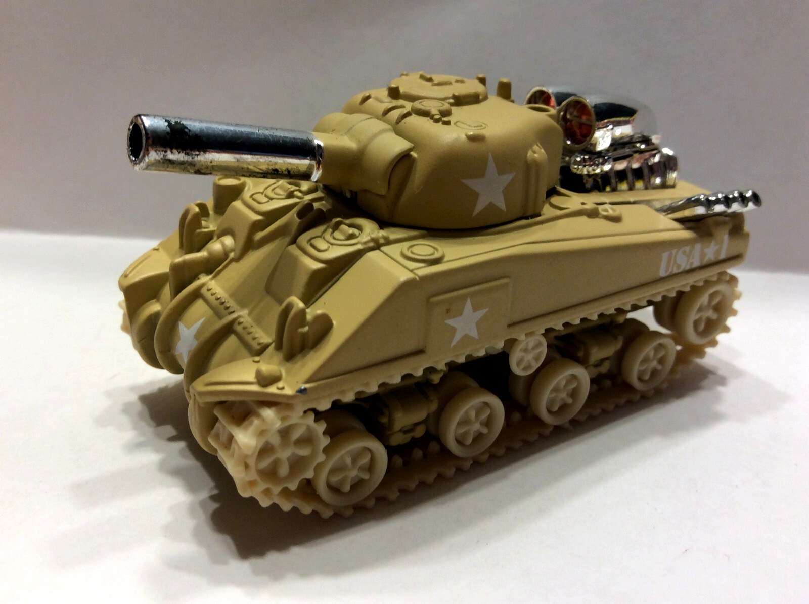 Muscle Machines Military Vehicles Sherman Tank 1:64 Scale —