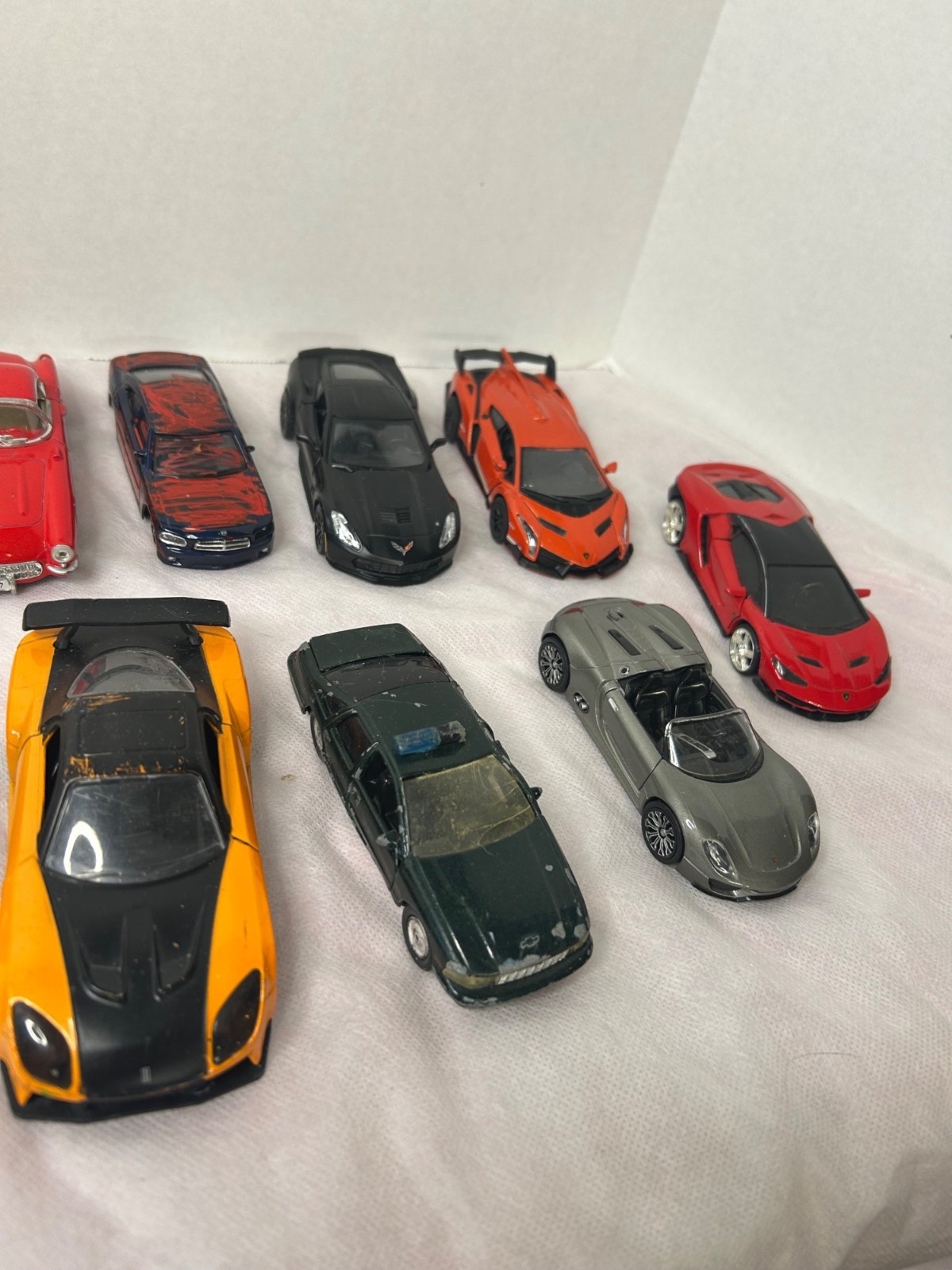 Lot of 20 Diecast Cars 1:32-1:39 Scale Sports Cars Classic Cars Mixed Brands