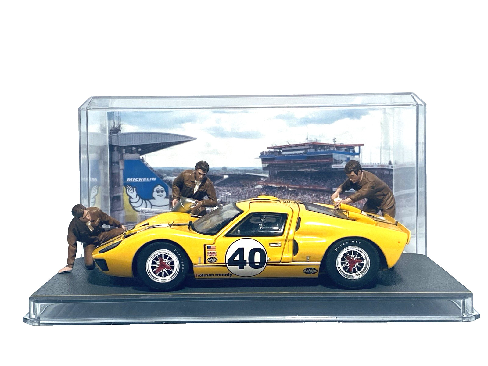 Wix 1966 Ford GT40 + 3 American Diorama Race Day Crew + Custom Showcase 1:24