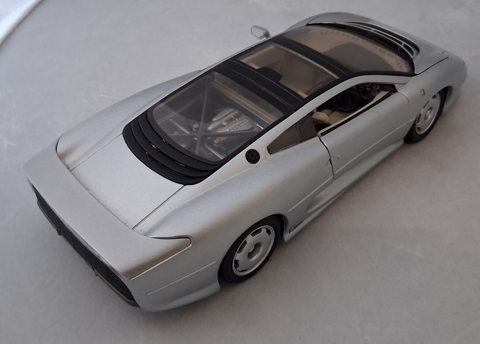 1992 Jaguar XJ220 1:18 Diecast (Silver) : Maisto