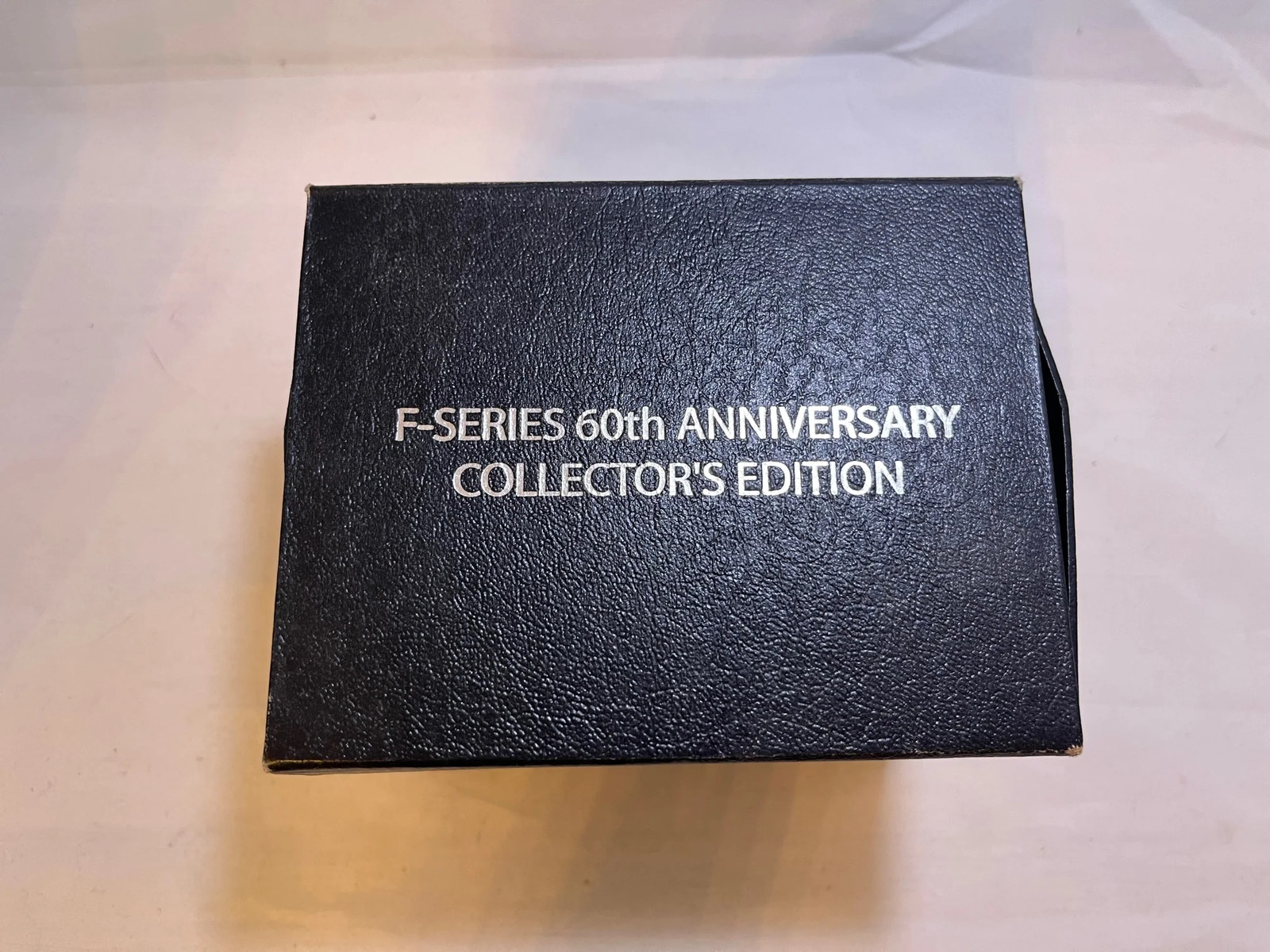 # 01033 – 1:64 Ford F-Series 60th Anniversary Collector’s Edition – 1 Pc.