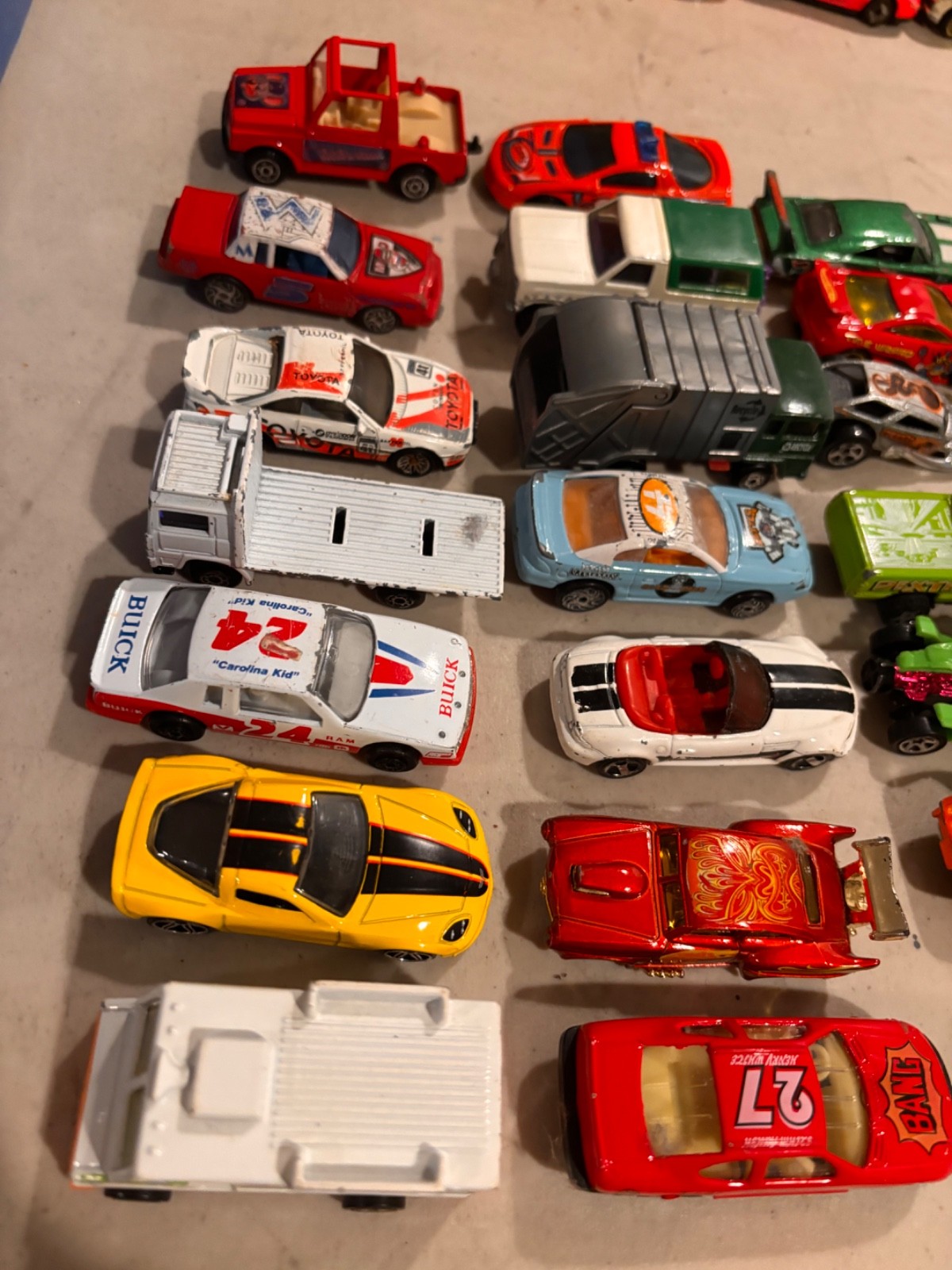 Lot of (42) Toy Vehicles Matchbox Hot Wheels Tonka & Other Misc. w/Carrying Case