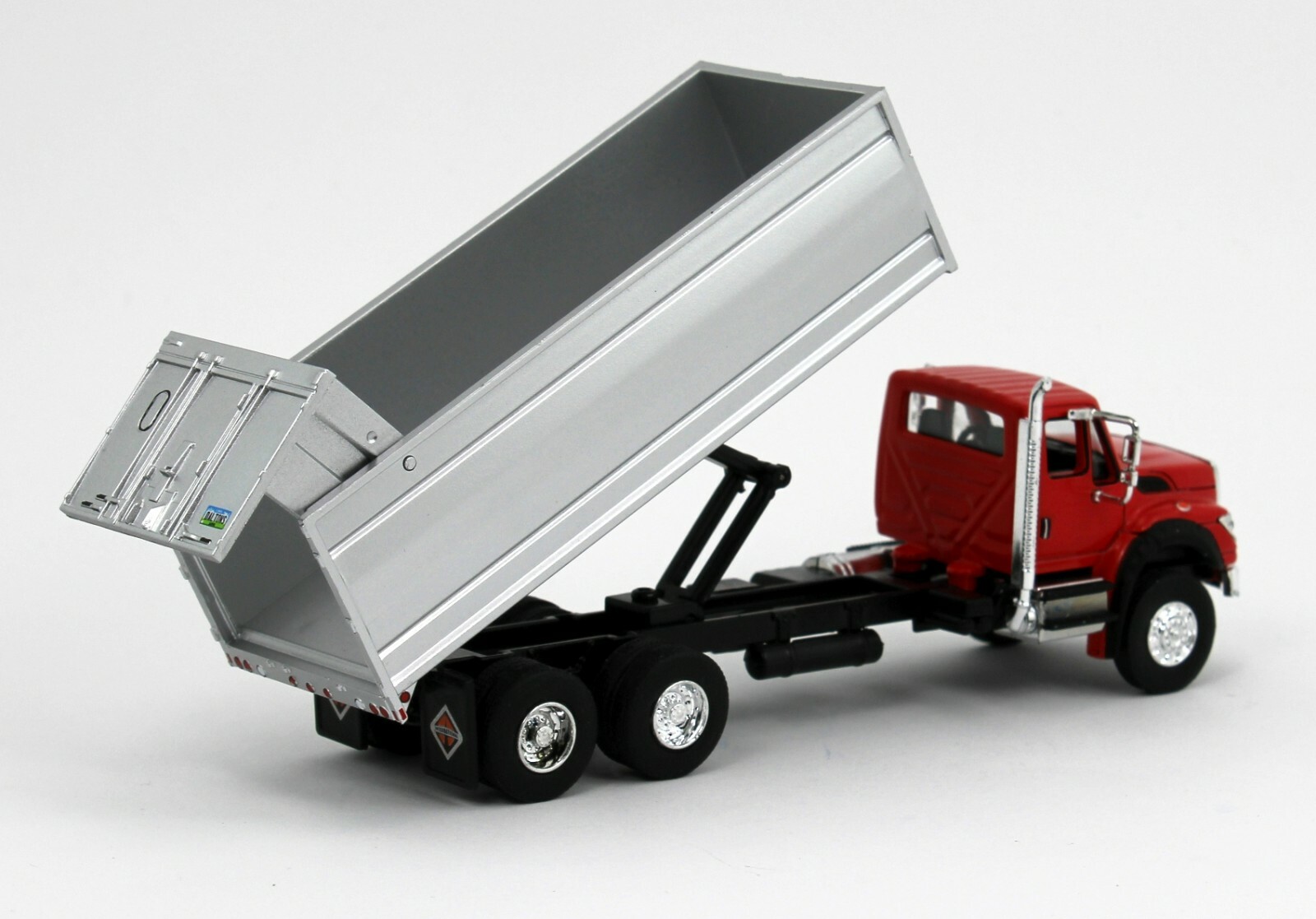 2022 GREENLIGHT 1:64 INTERNATIONAL WORKSTAR *GRAIN TRUCK* Red & Silver *NIP*