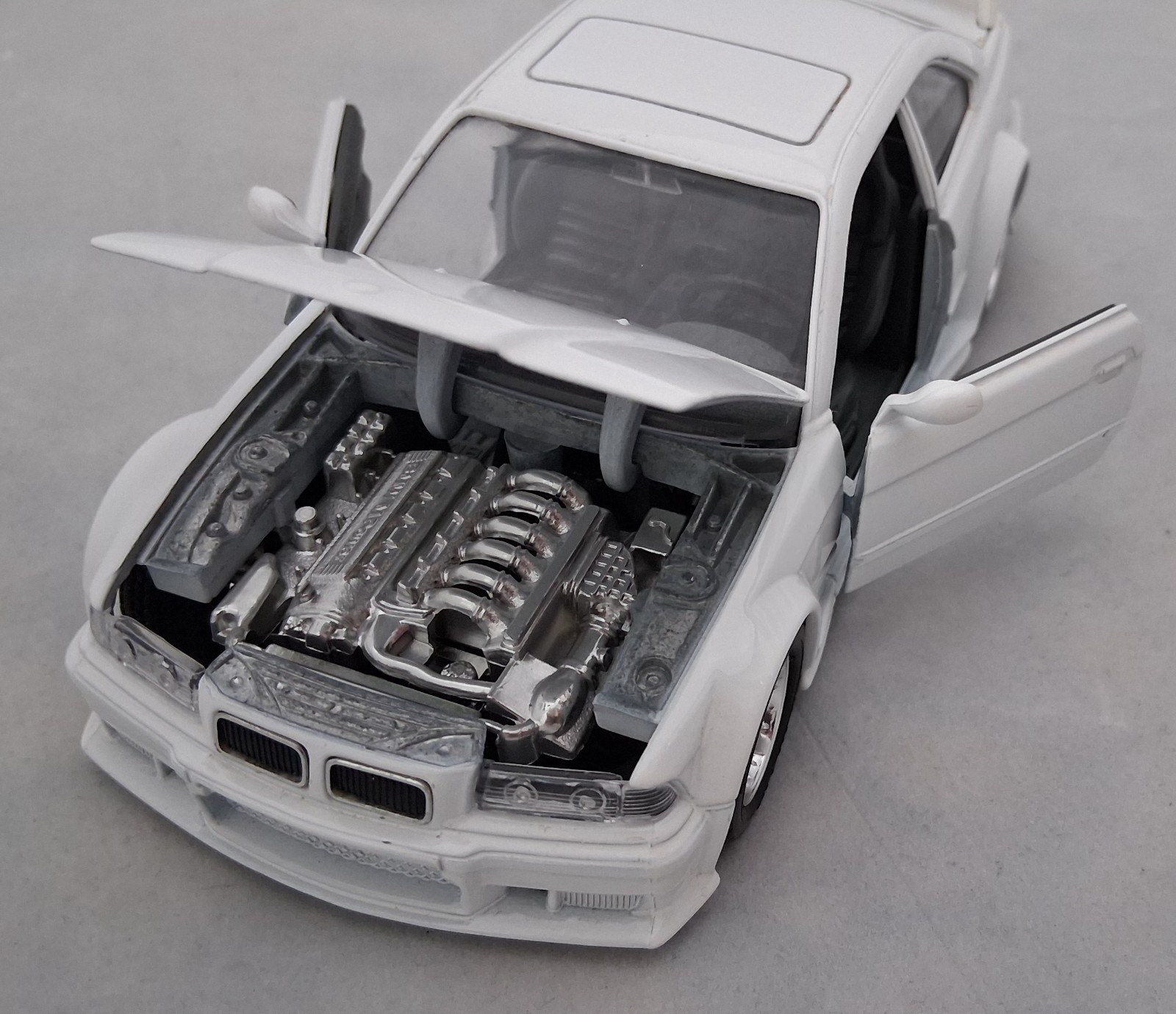 1996 BMW M3 E36 1:24 Diecast (White) : Burago