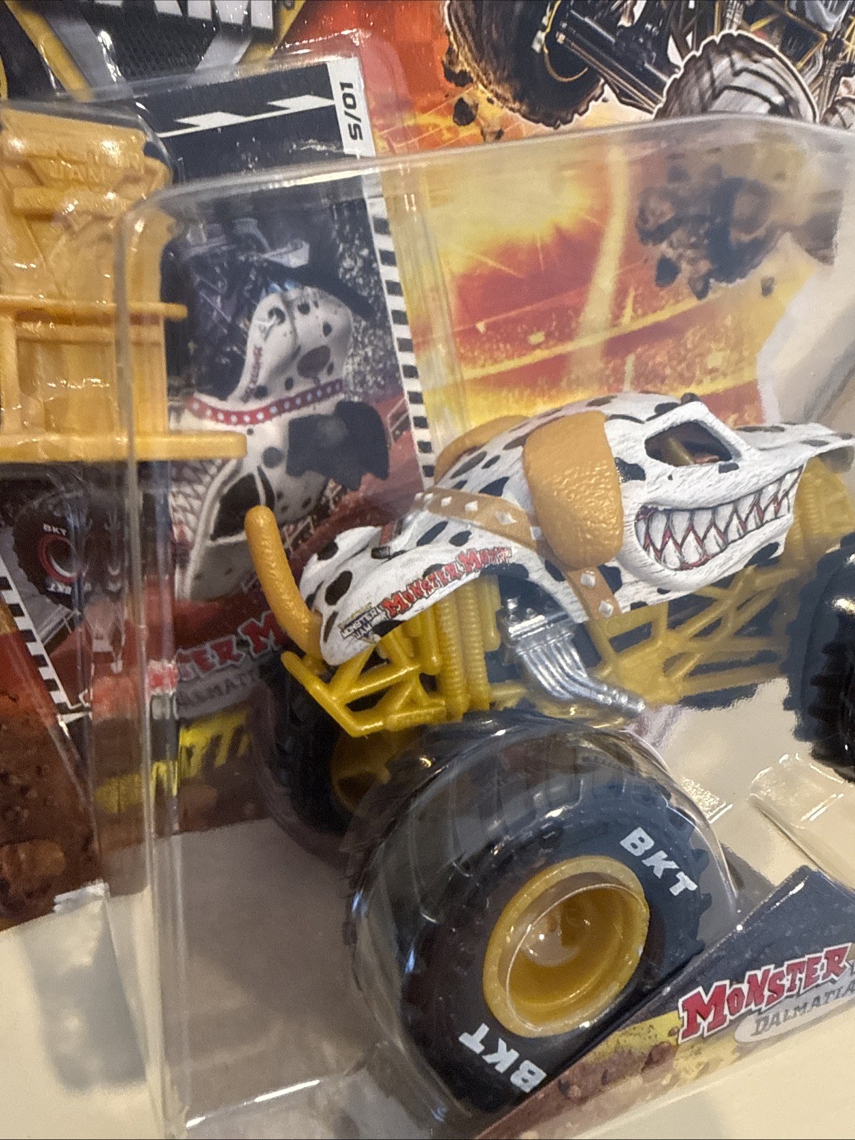 SPIN MASTER MONSTER JAM GOLD TROPHY CARD SERIES MONSTER MUTT SERIES 01 NEW 2026