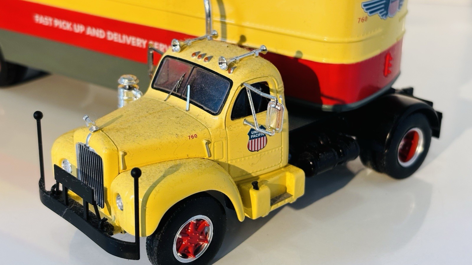 IXO Models 1/43 Scale TTR005 Mack B 61 1955 Union Pacific – Boxed
