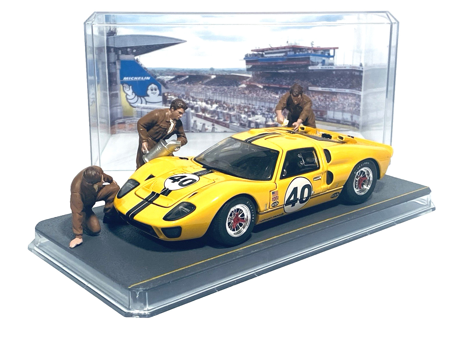 Wix 1966 Ford GT40 + 3 American Diorama Race Day Crew + Custom Showcase 1:24