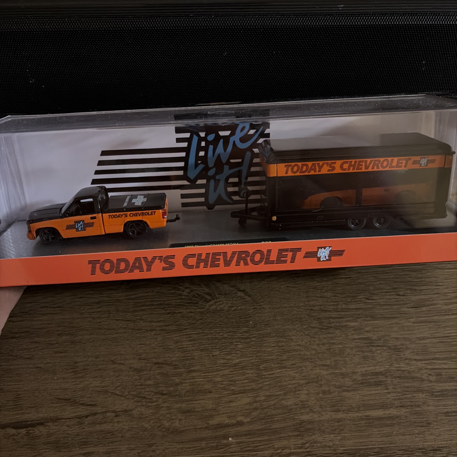 M2 Machines 1:64 1992 Chevrolet C1500 SS 454 & 1985 Camaro IROC-Z R93 25-38