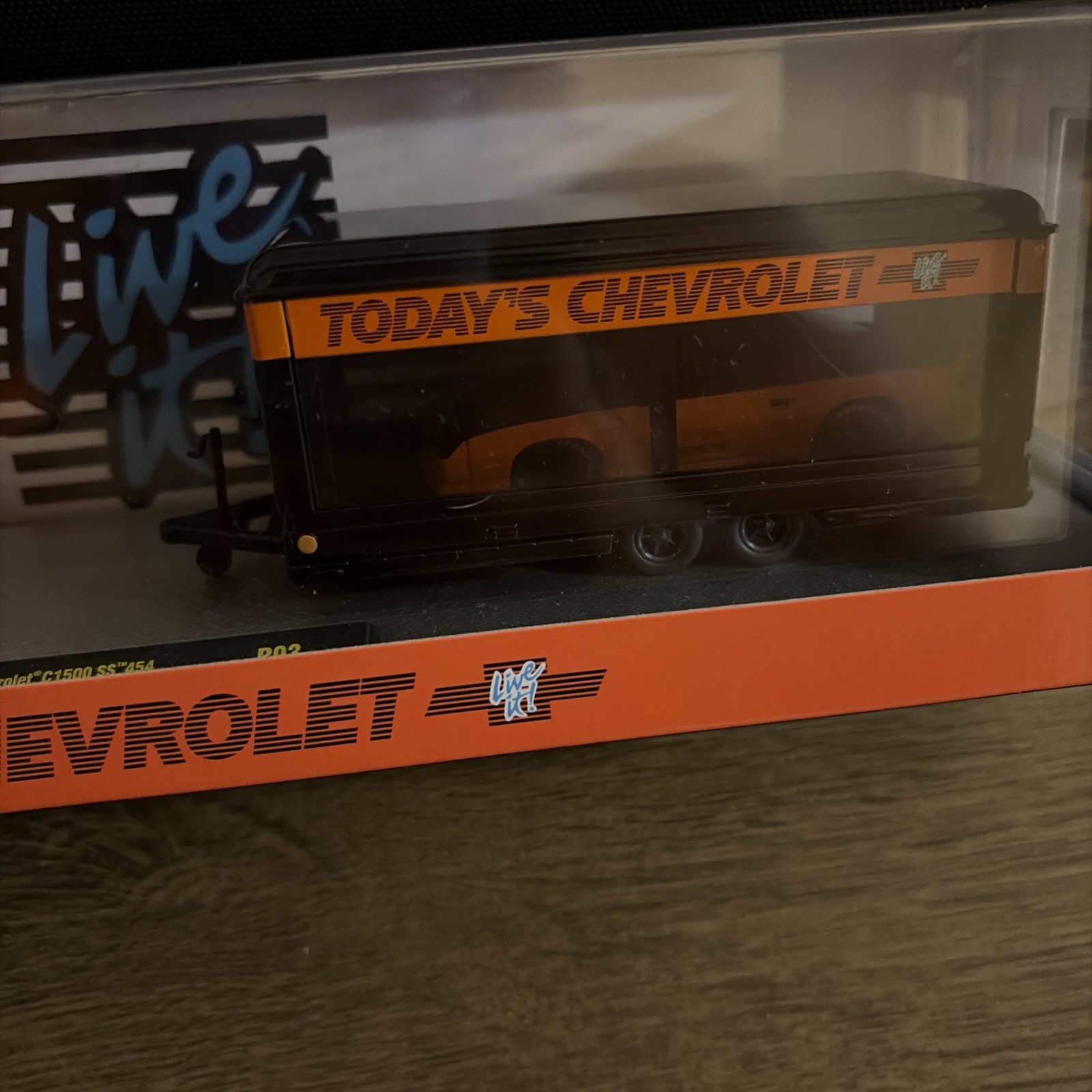 M2 Machines 1:64 1992 Chevrolet C1500 SS 454 & 1985 Camaro IROC-Z R93 25-38