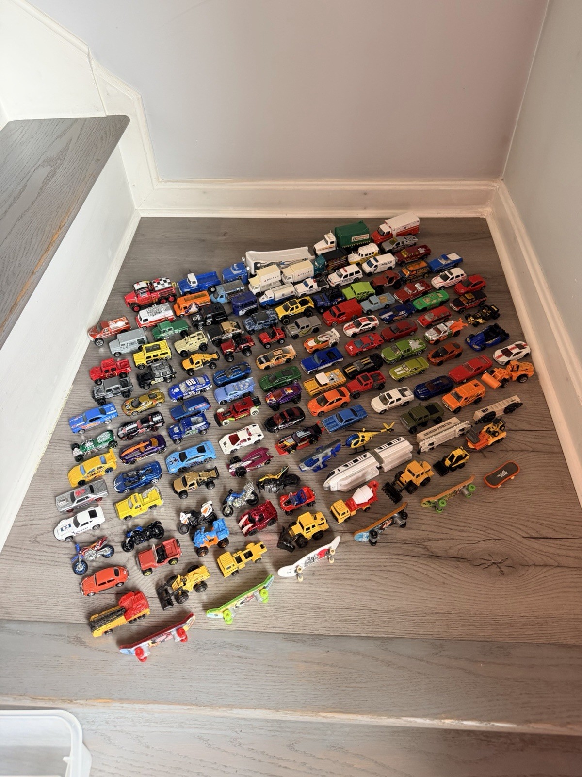 Large (126 pieces) collection of loose die-cast , plastic toy cars. Various size