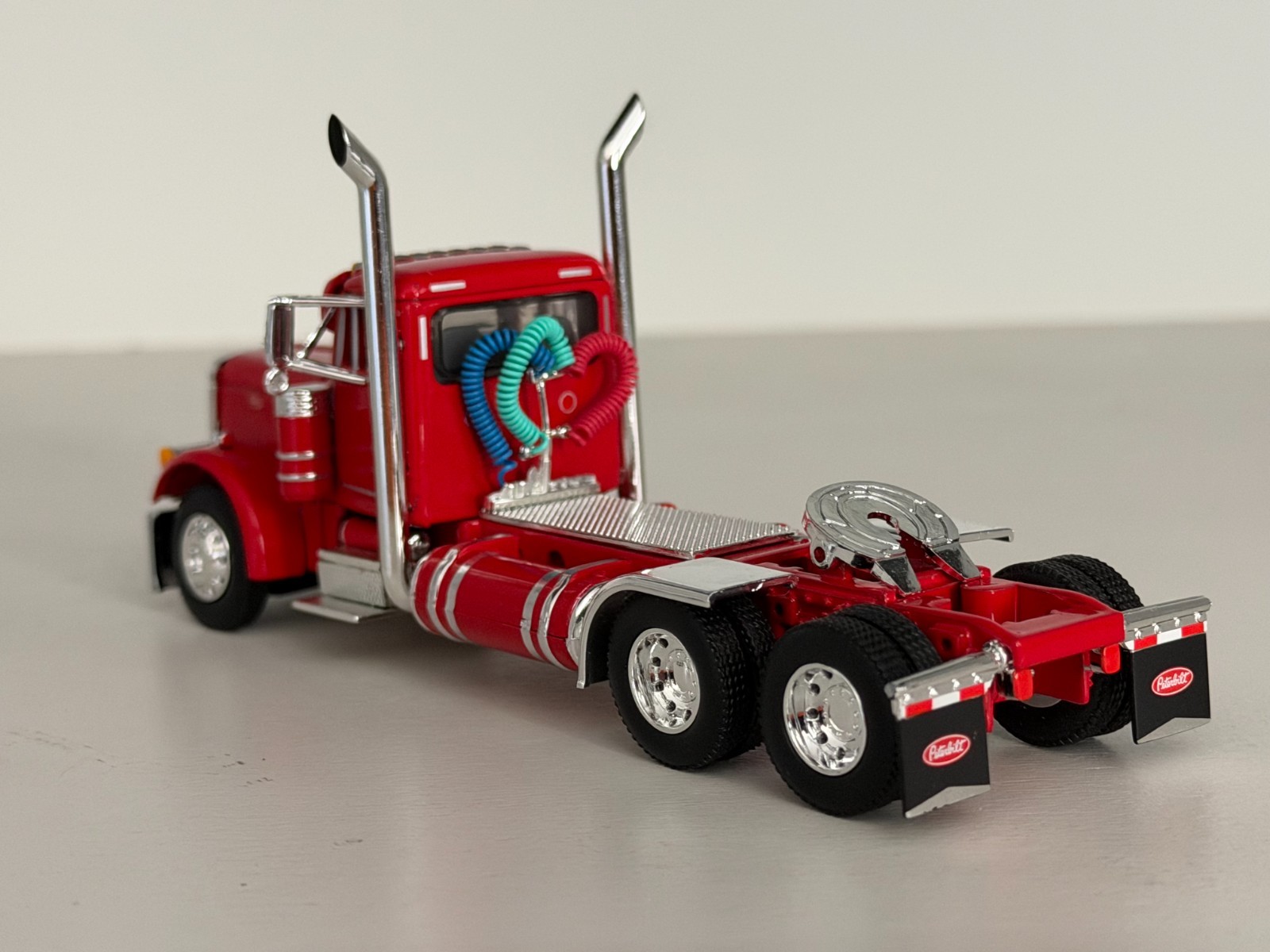 DCP 1/64 Red Day Cab Peterbilt 379 230″ Frame (5″ long)