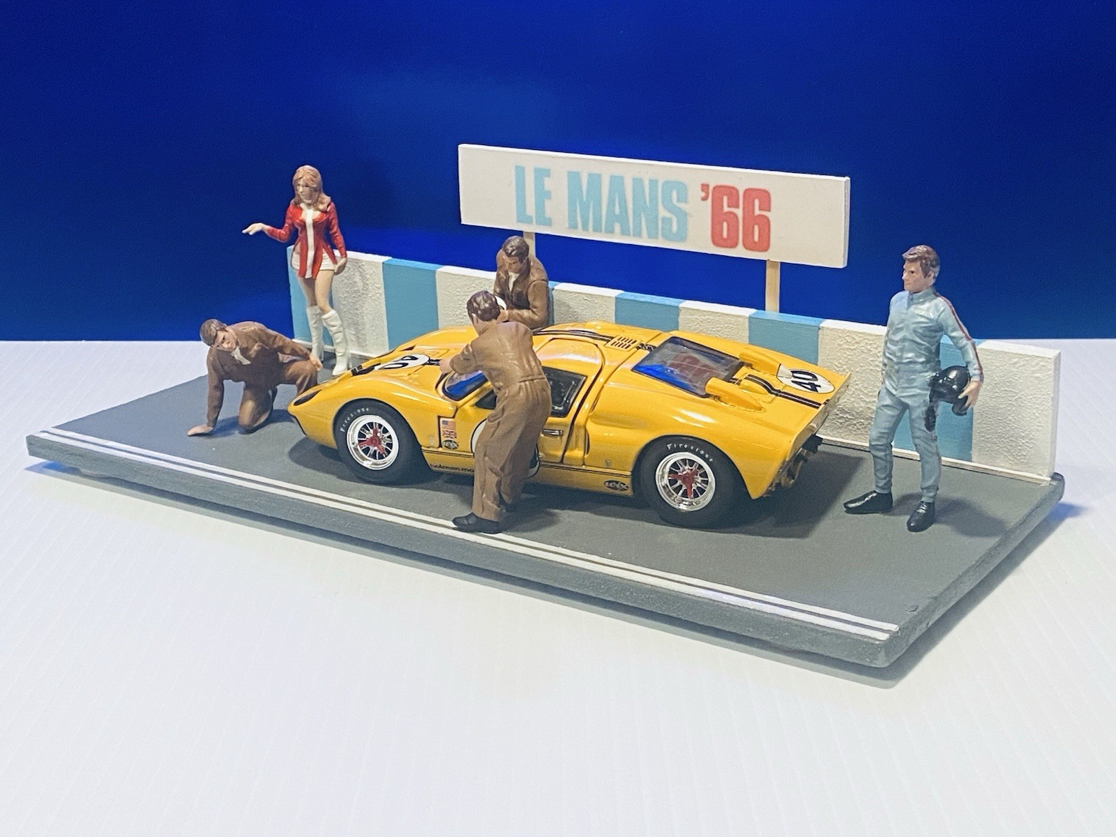 Wix 1966 Ford GT40 + Box & COA +5 Am. Diorama Race Day Figures + Custom Display
