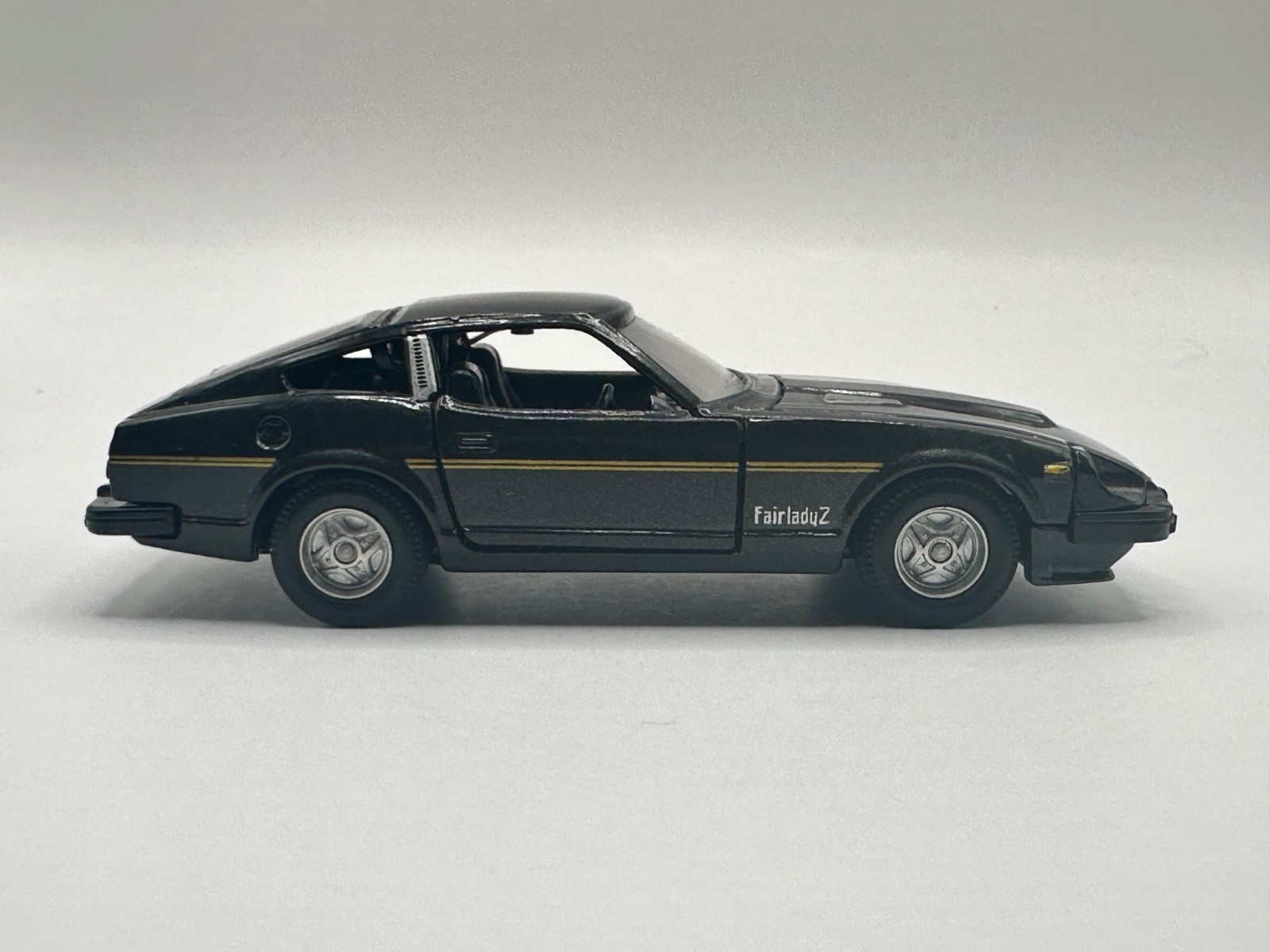 Tomica die-cast Nissan Fairlady 280Z-T. (f8)