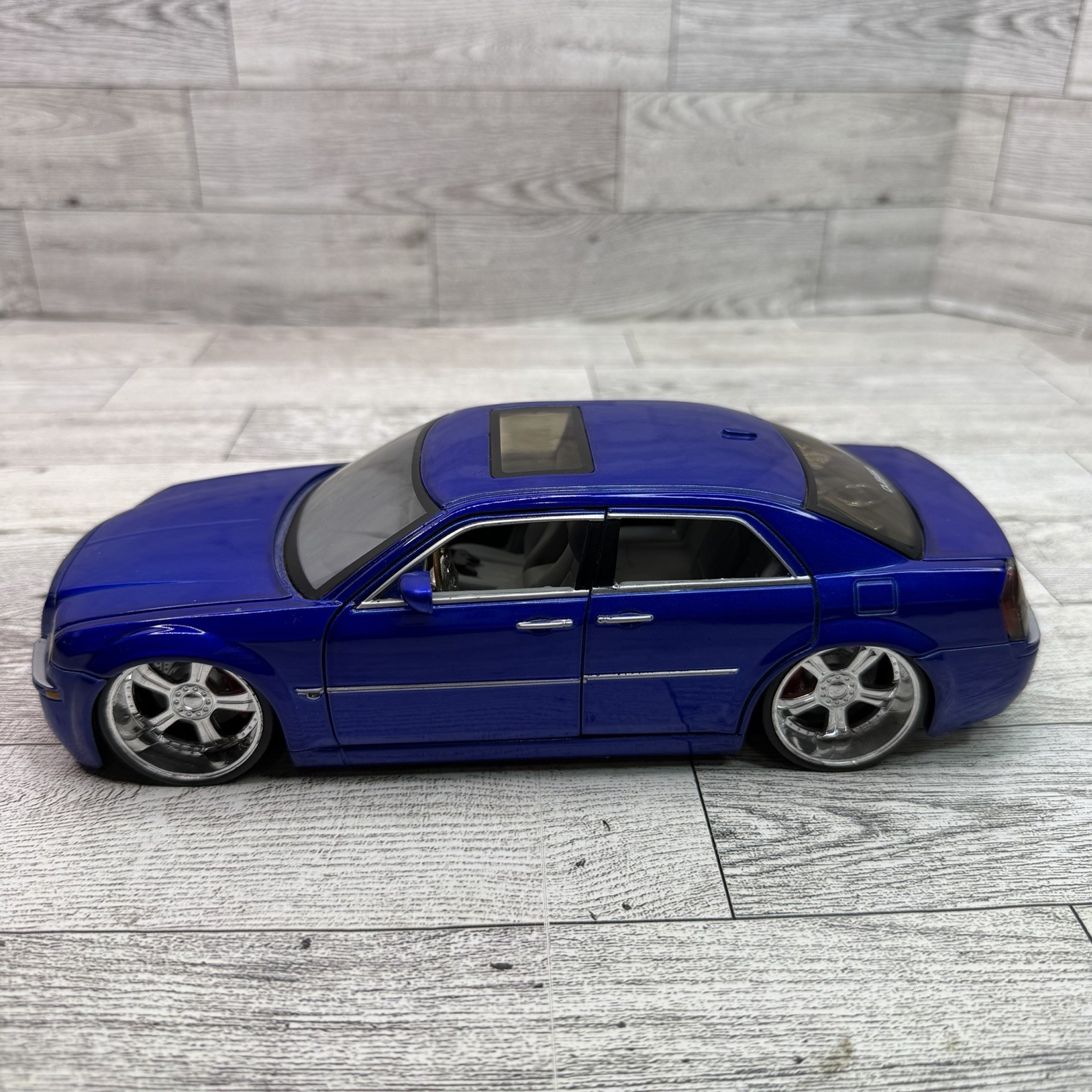 Jada Dub City 2005 Chrysler 300C HEMI 1/24 Scale Candy Blue Diecast