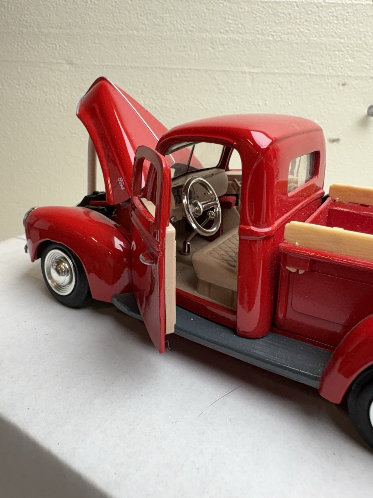 1940 Red Ford Pickup Truck – 1:24 Scale Diecast Motormax, No. 68062