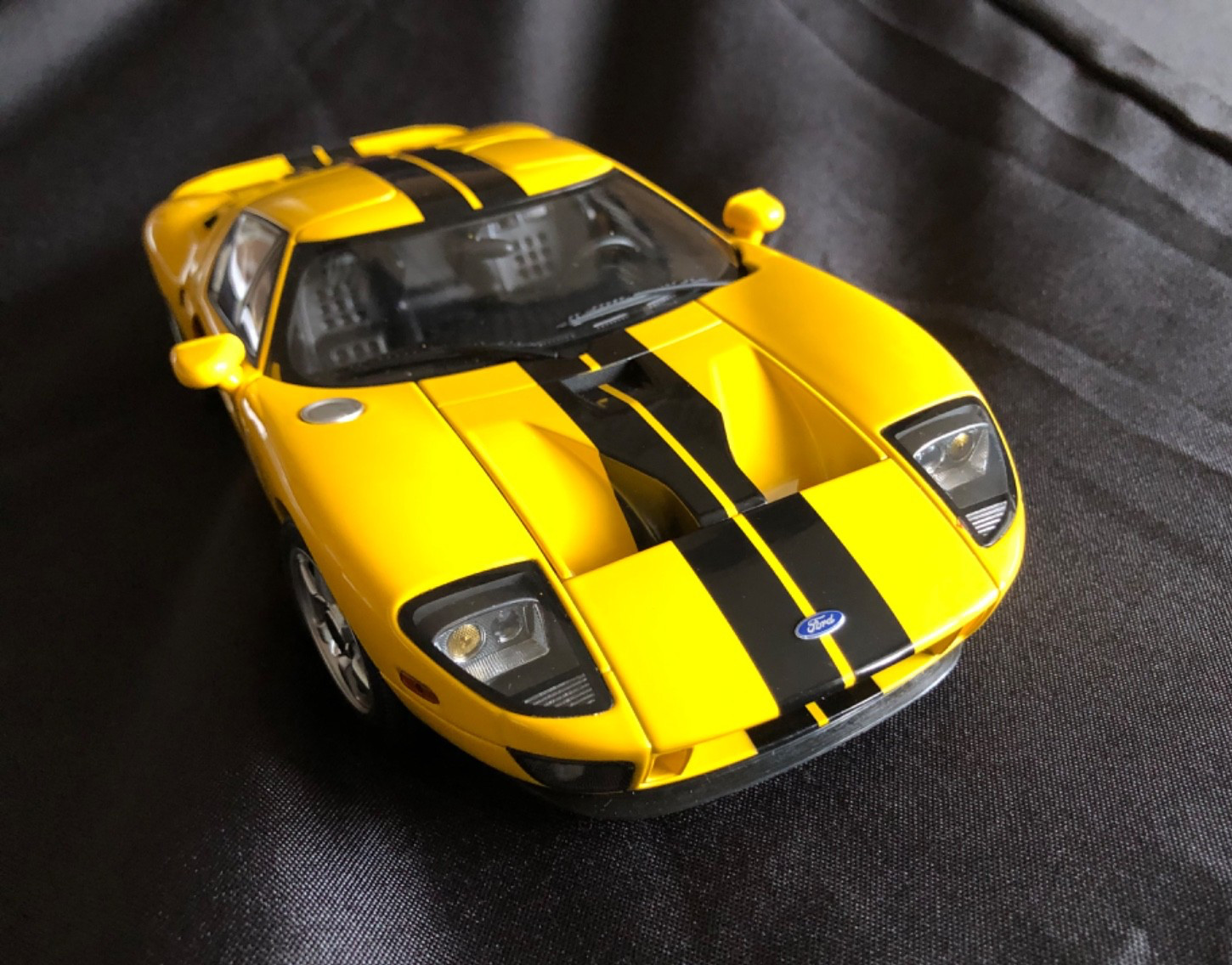AUTO art Millennium 2004 Ford GT Yellow w/Black Stripes *NIB* 1:18