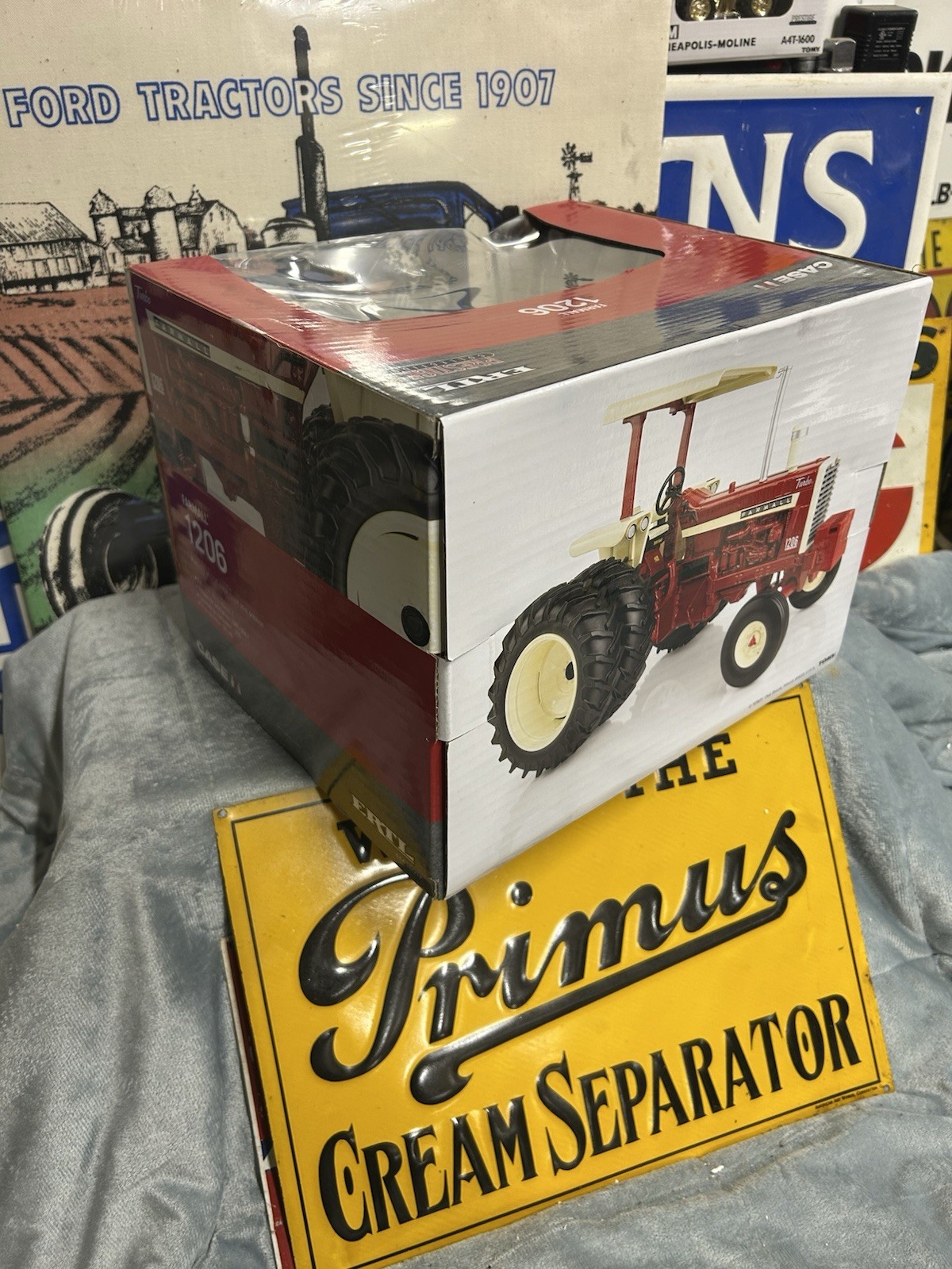 Ertl 1/16 Farmall 1206 with Rear Duals 60th Anniversary, Gold Chrome