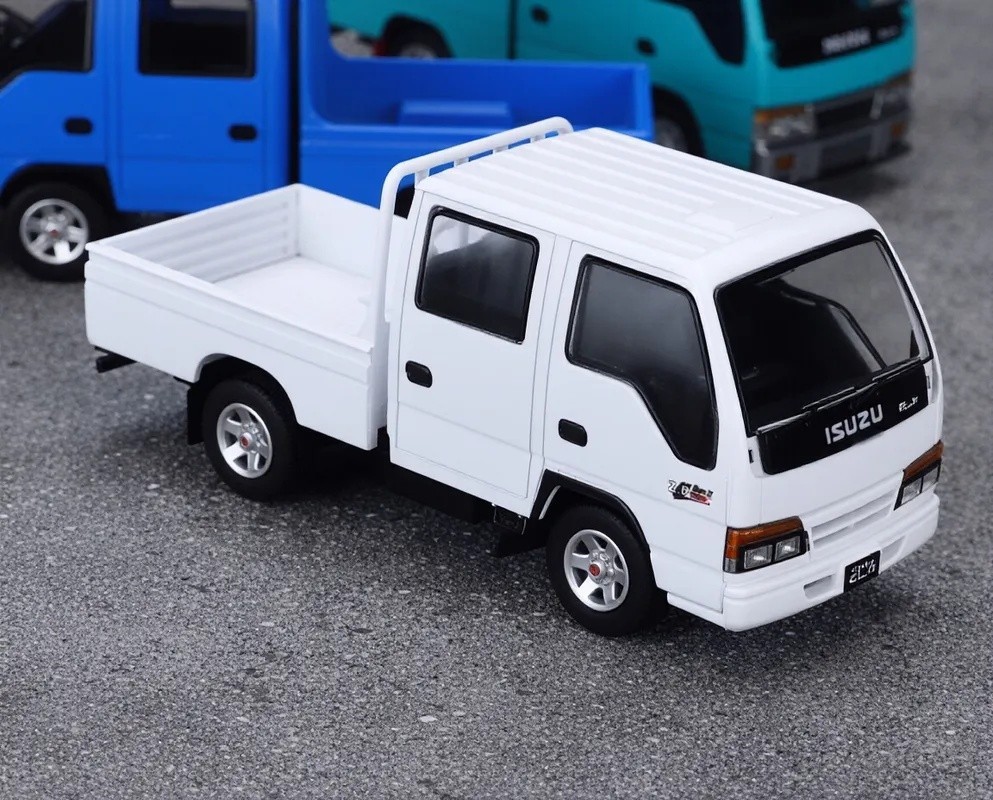 Model1 1:64 White JDM Isuzu ELF Double Cabin Truck Model Metal Diecast Car