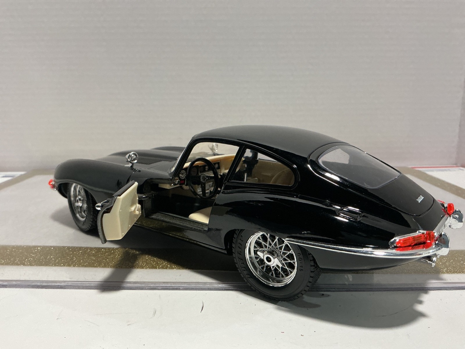 1/18 BURAGO JAGUAR “E” 1961 BLACK ON CREAM