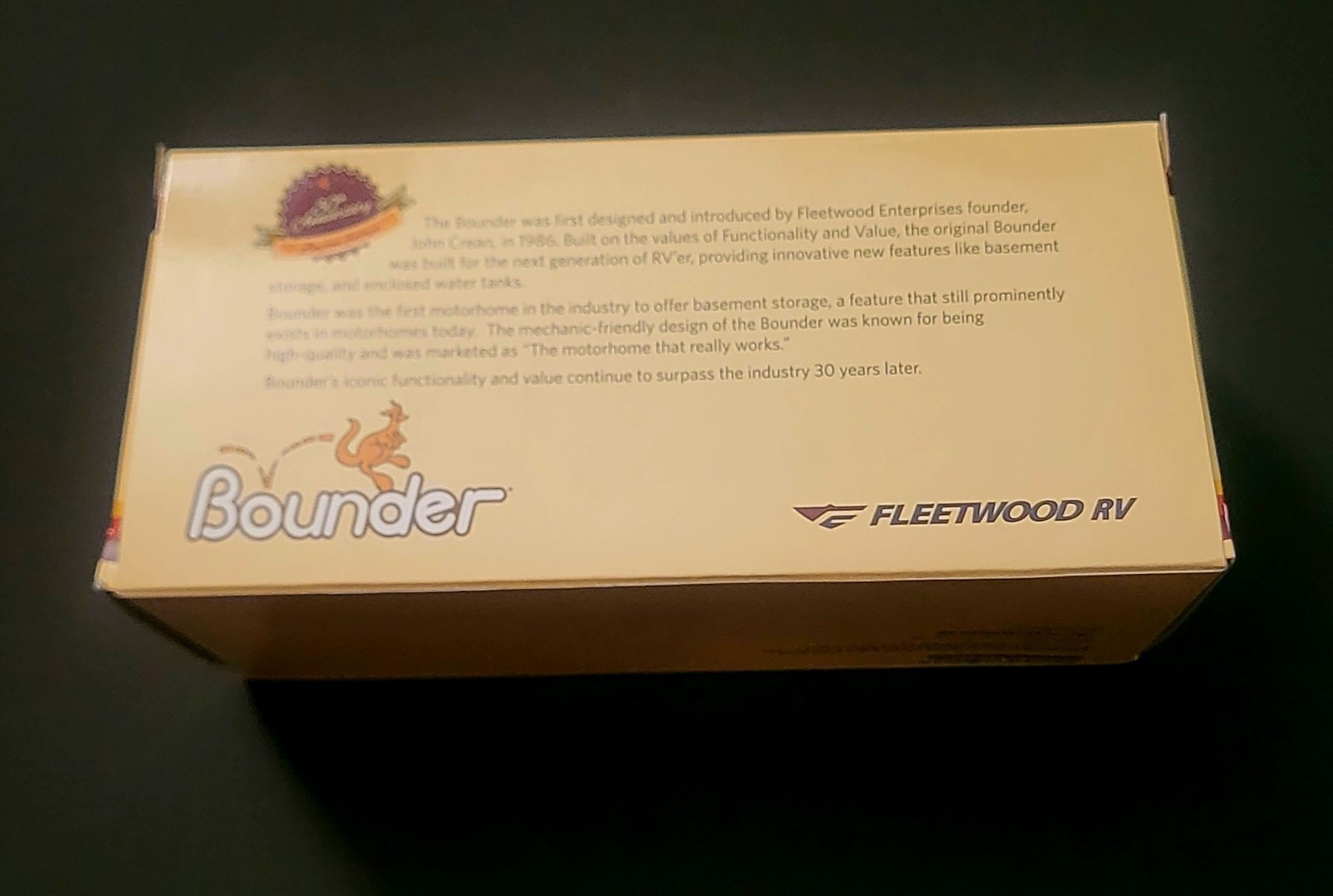 1986 Fleetwood Bounder Motorhome 1:64 Scale Diecast Model