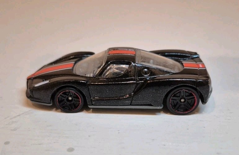 Hot Wheels Enzo Ferrari 2002 Mattel Red Lines Black Orange White Stripe
