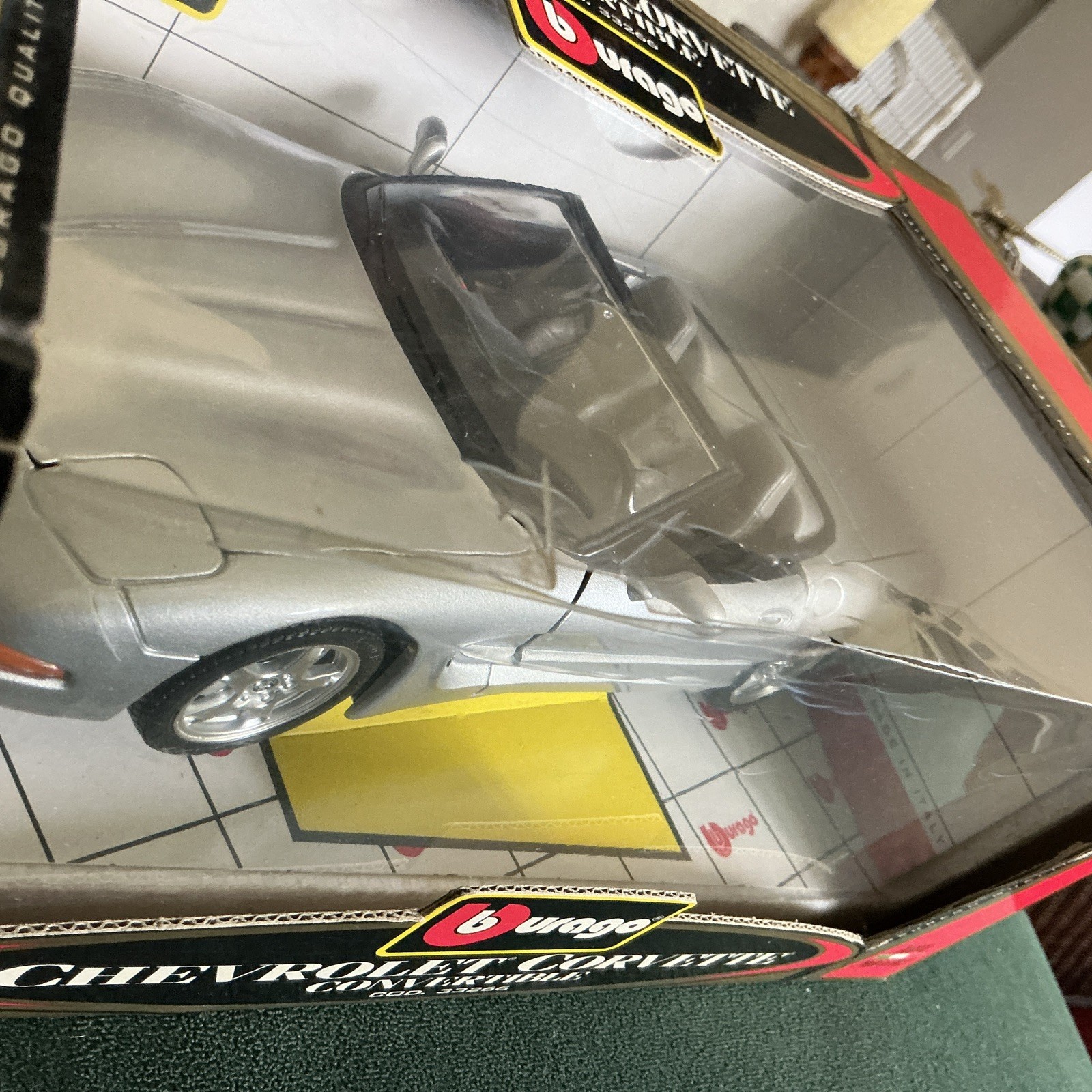 1998 Chevrolet Corvette Convertible Gold Collection #33266 1:18 Diecast Bburago