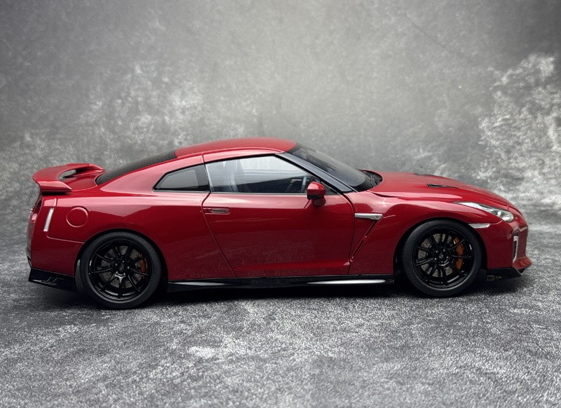 MotorHelix 1/18 Nissan GTR R35 Track Edition NISMO T-Spec 2020 Diecast Model Car