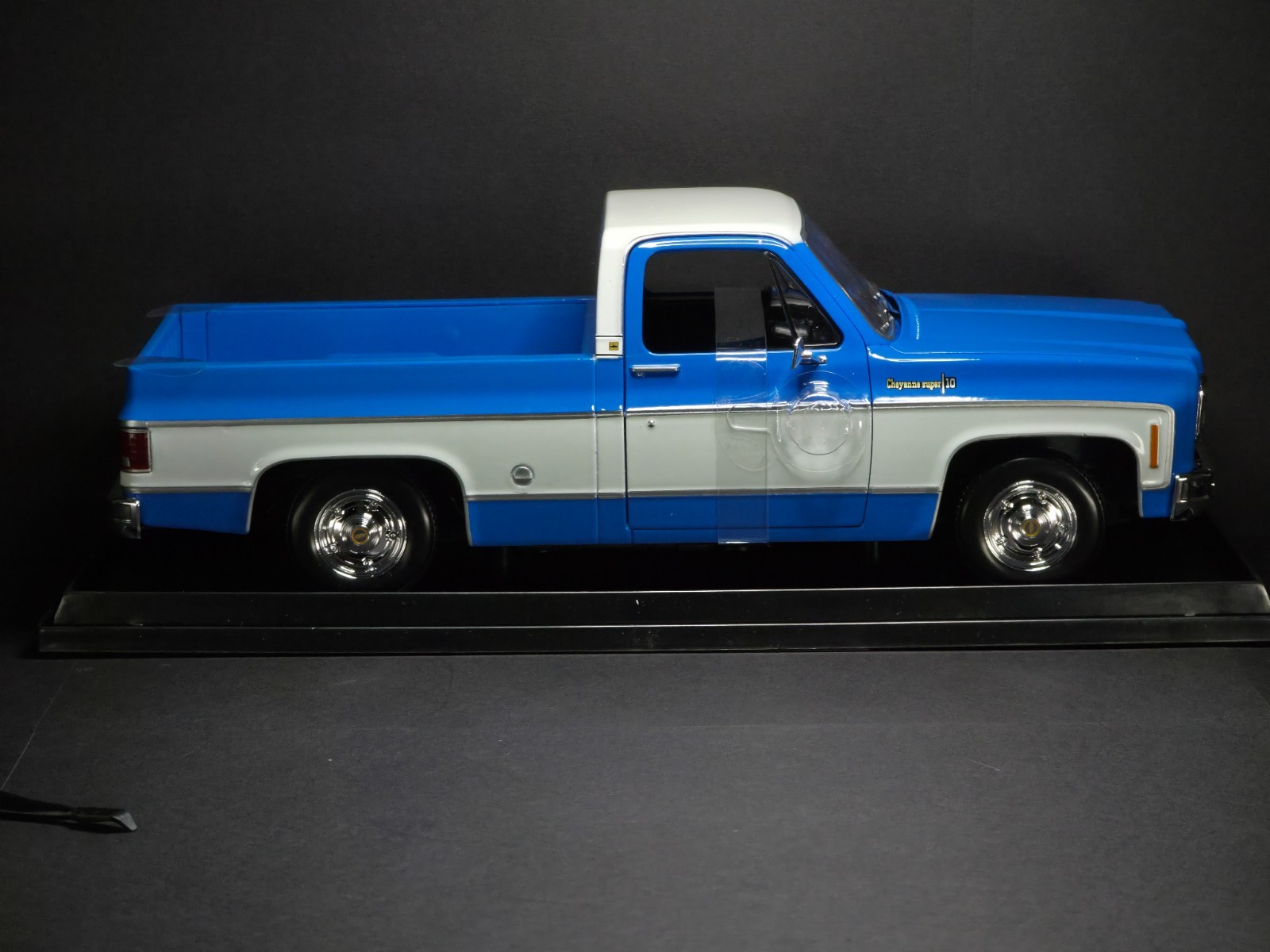 1974 Chevrolet C10 Cheyenne Super 1:18 Maisto Exclusive Style Special Edition