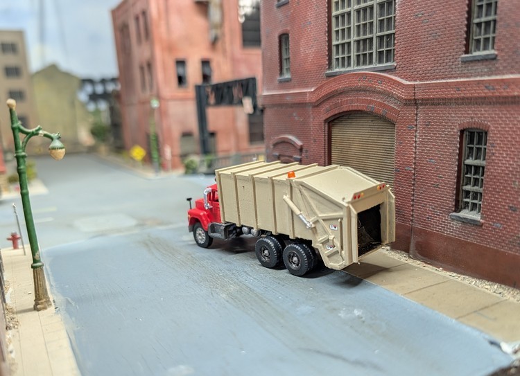 1/87 HO Scale Custom Built Ford L9000 Tandem Axle Garbage Truck 3D Printed Model