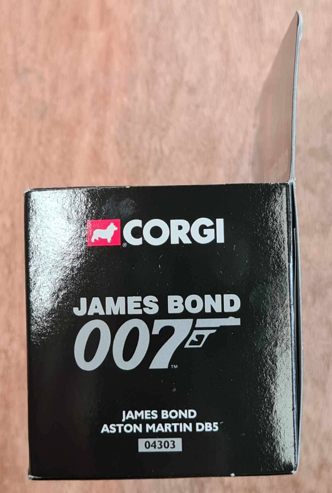 Corgi 04303 James Bond DB5 Signed Shirley Eaton Caroline Munro Valerie Leon 1/36