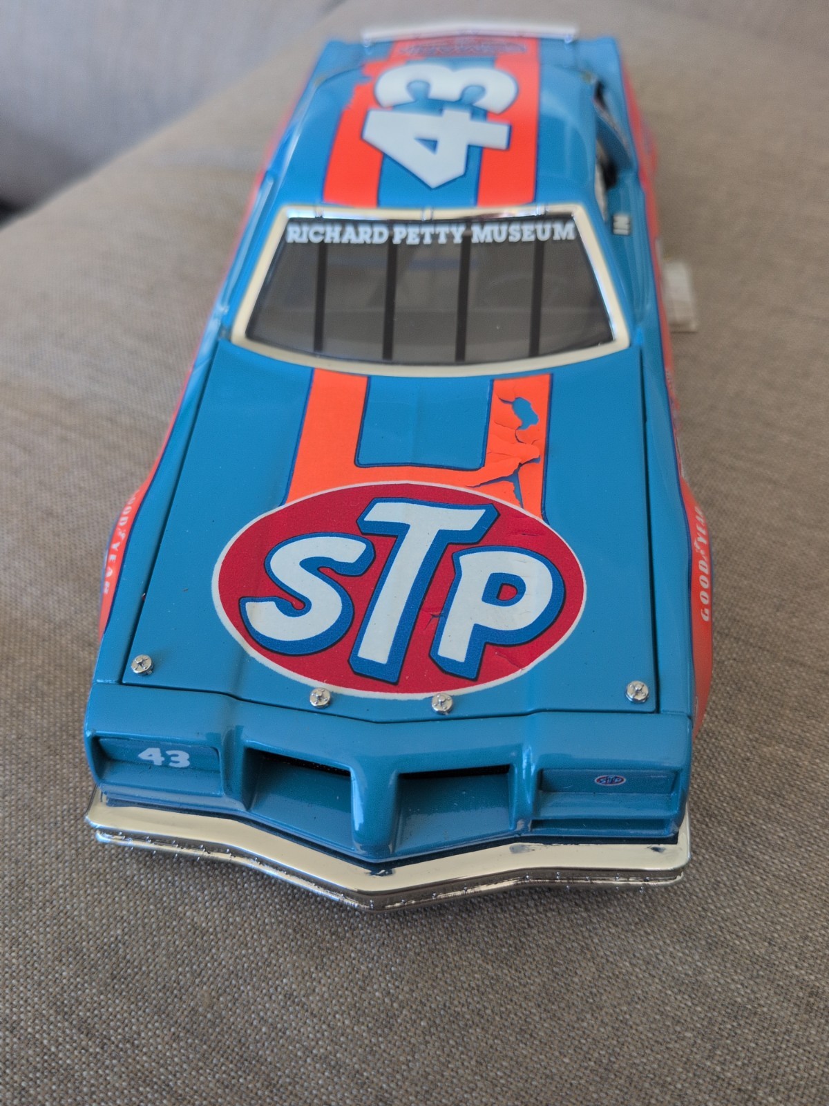 NASCAR Franklin Mint #43 Richard Petty 1977 STP Olds Cutlass 1:24 Diecast Car