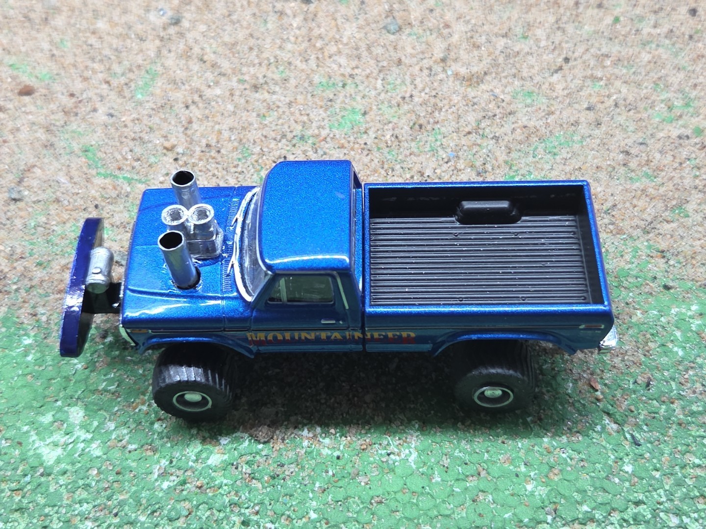 CUSTOM BUILT 1:64 GreenLight 1979 FORD HOT ROD PULLING TRUCK ertl puller dcp 460
