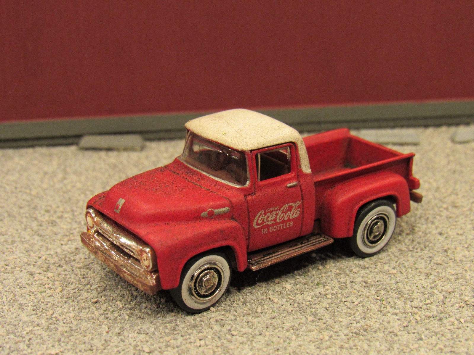 CUSTOM BUILT WEATHERED RUSTY JUNK PARTS YARD 1956 FORD COKE COLA TRUCK 1:64/