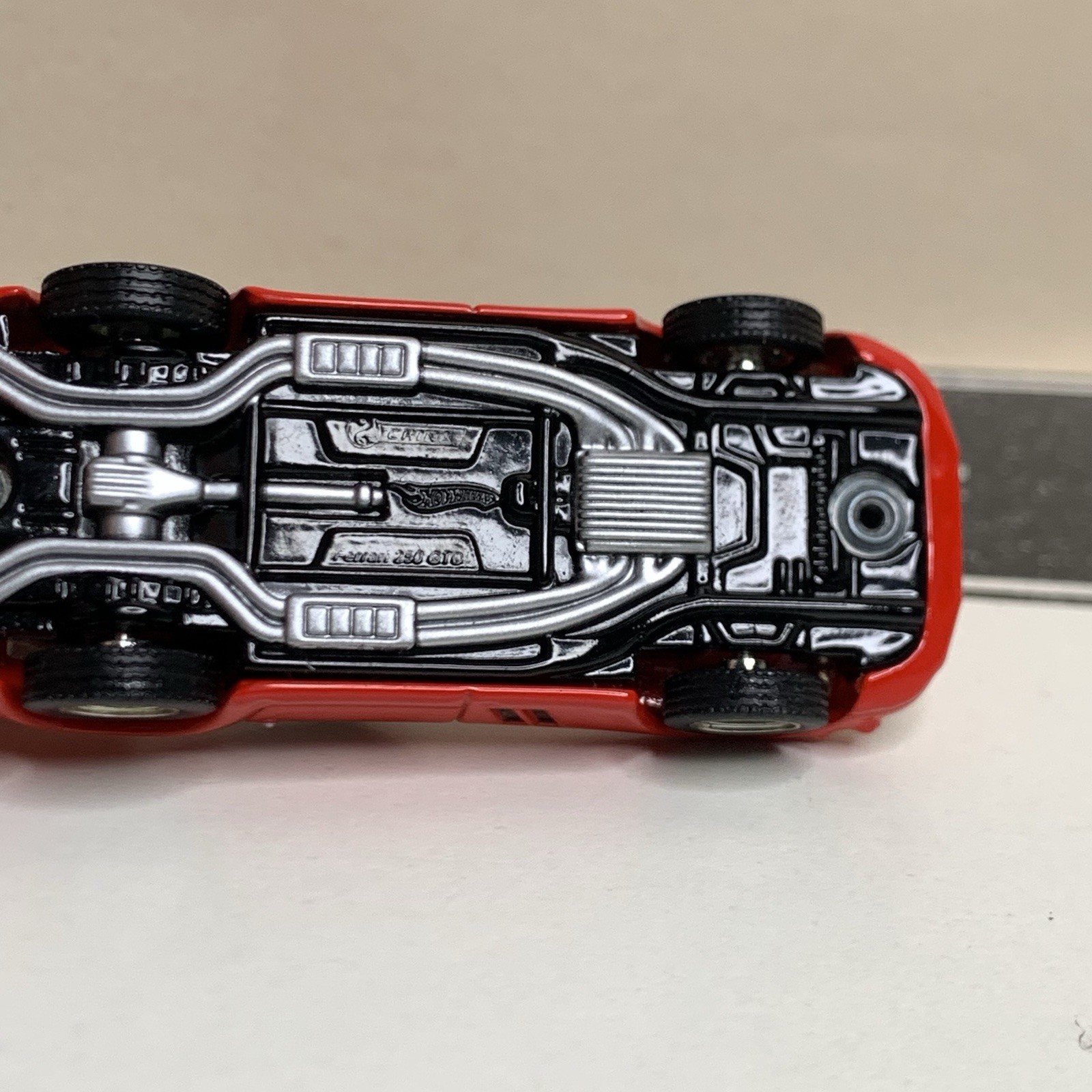 2005 Hot Wheels 100% Oil Can Showcase Series 1962 Ferrari 250 GTO Red 1:64 NM