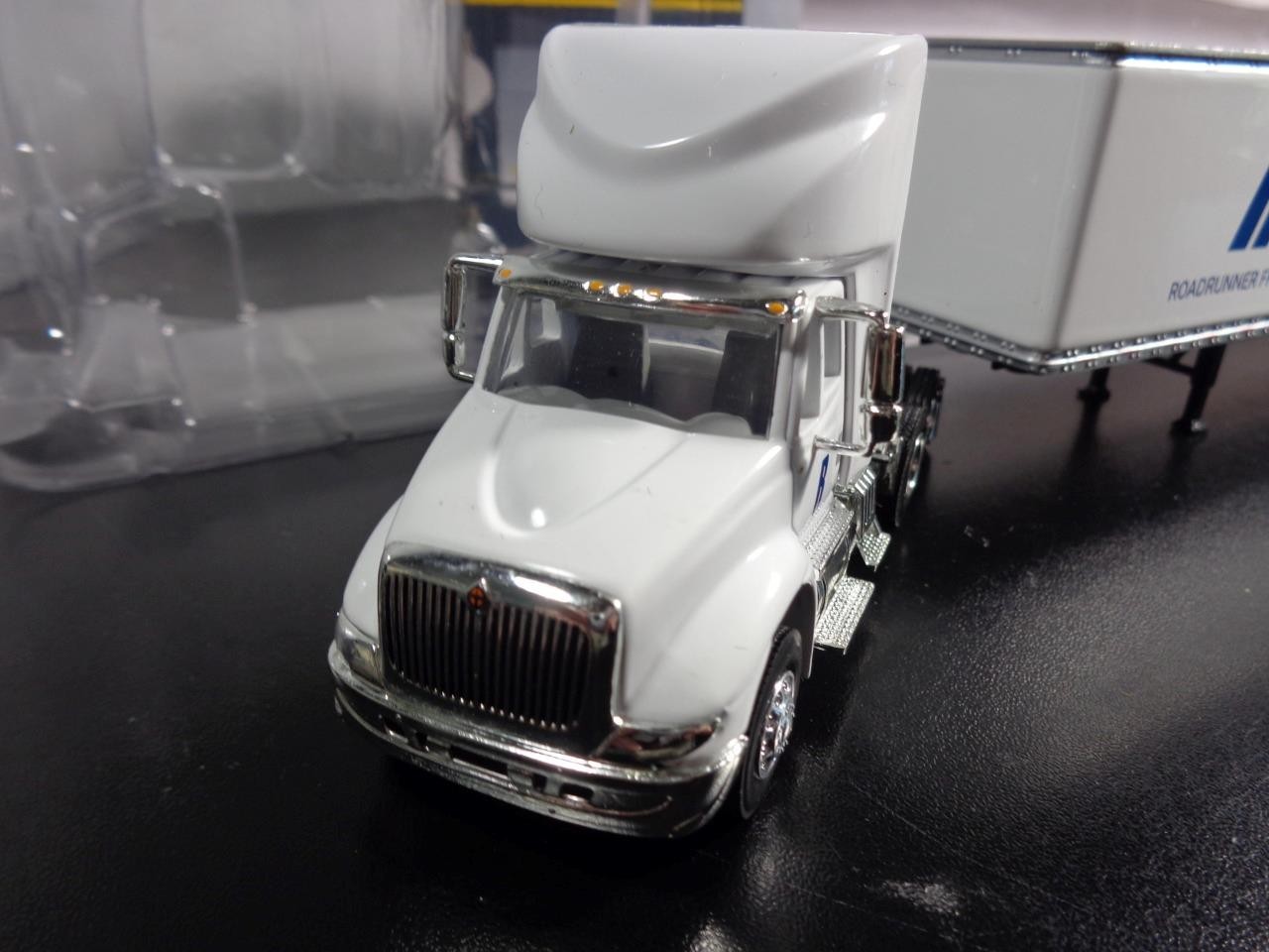 Reduce SPECCAST 34611 ROADRUNNER FREIGHT INTERNATIONAL 8600 TRUCK & TRAILER 1/64