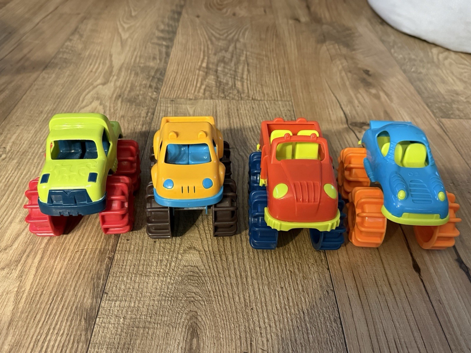 Battat Lot of 4 Multicolor Toy Cars w/ Treaded Wheels Green Yellow Red Blue