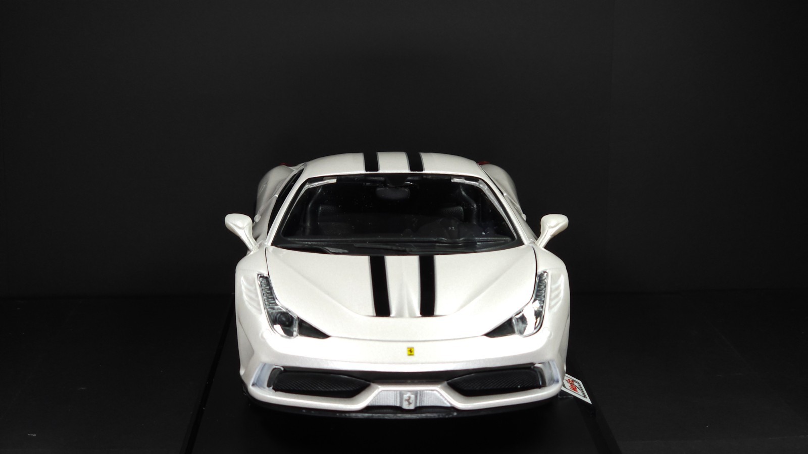 458 Speciale 1:18 Maisto Exclusive Style Special Edition – White
