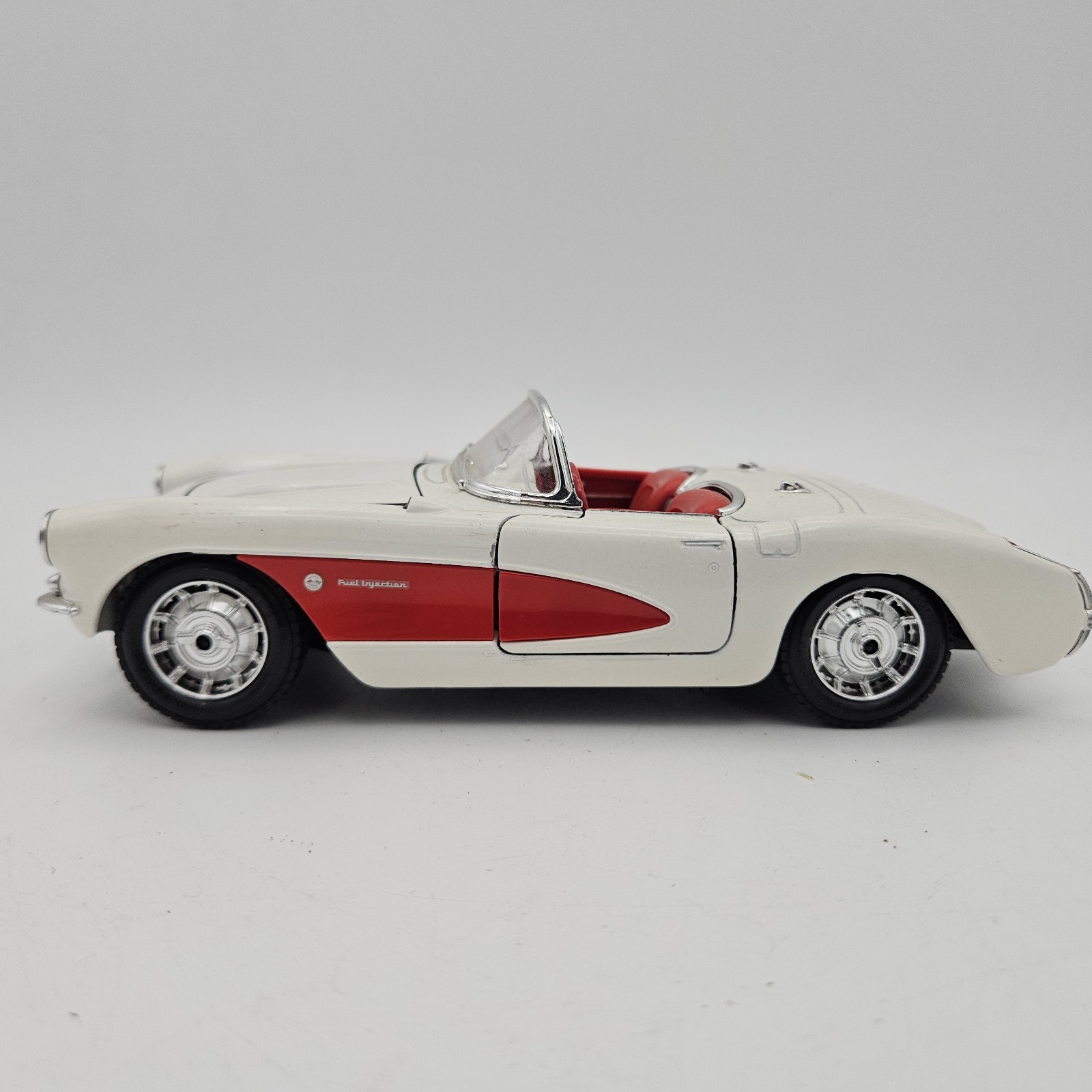 Burago 1:24 Diecast 1957 Chevrolet Corvette White & Red No Box